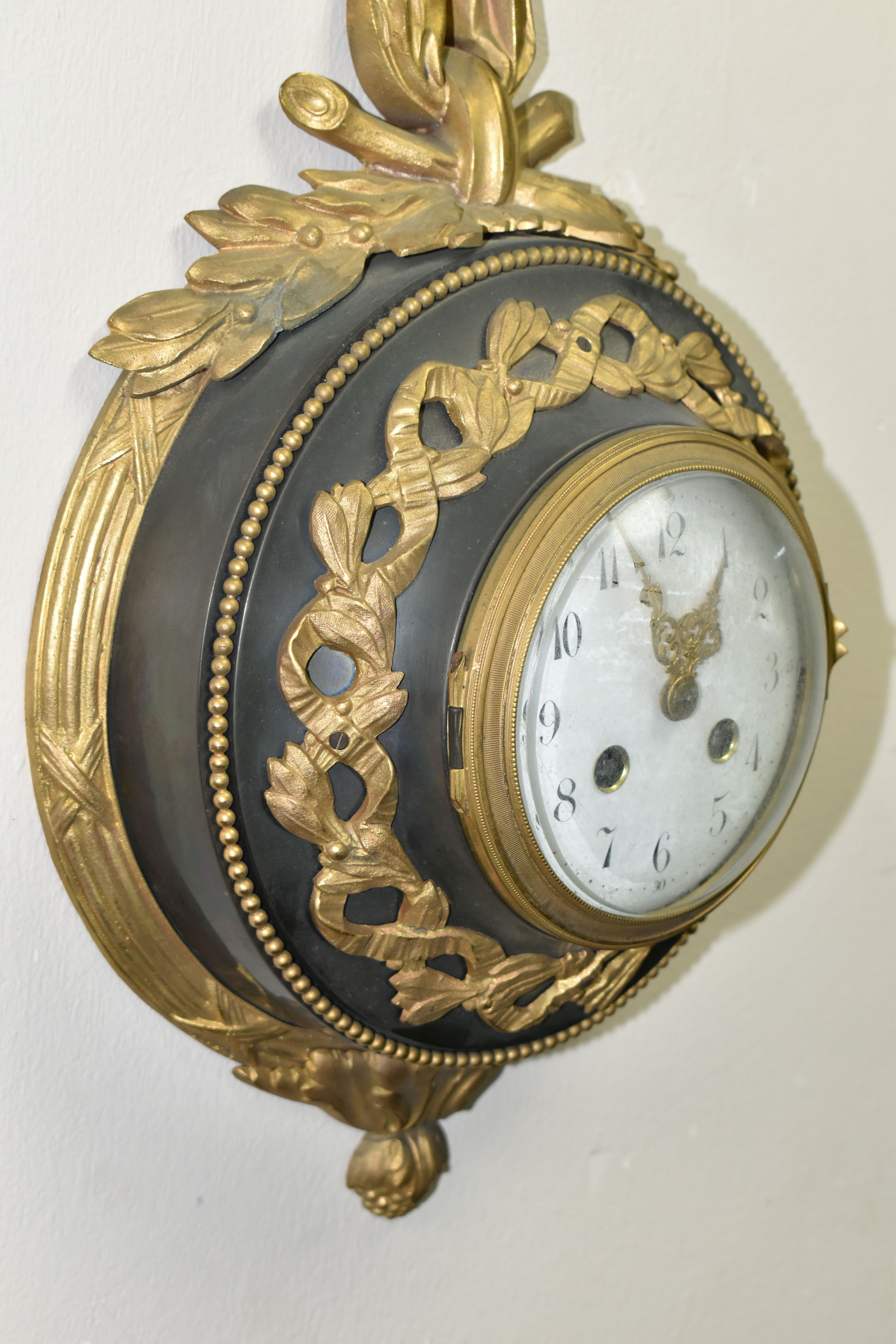 A LATE 19TH / EARLY 20TH CENTURY CARTEL CLOCK BY SAMUEL MARTI, cast gilt metal ribbon and wreath - Image 5 of 10