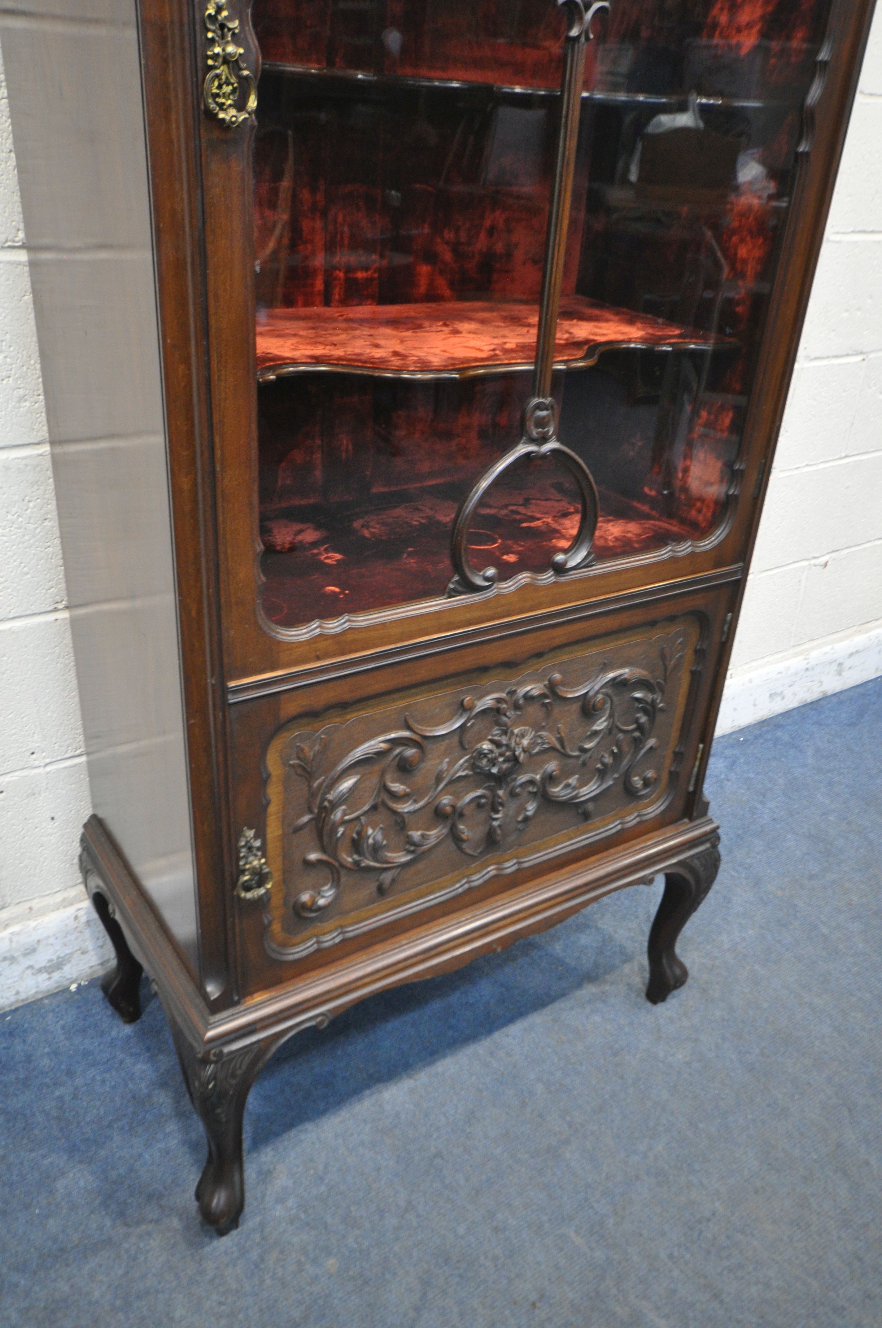 AN EARLY 20TH CENTURY MAHOGANY SINGLE DOOR CABINET, with a triple shaped shelves, and red velvet - Image 4 of 5