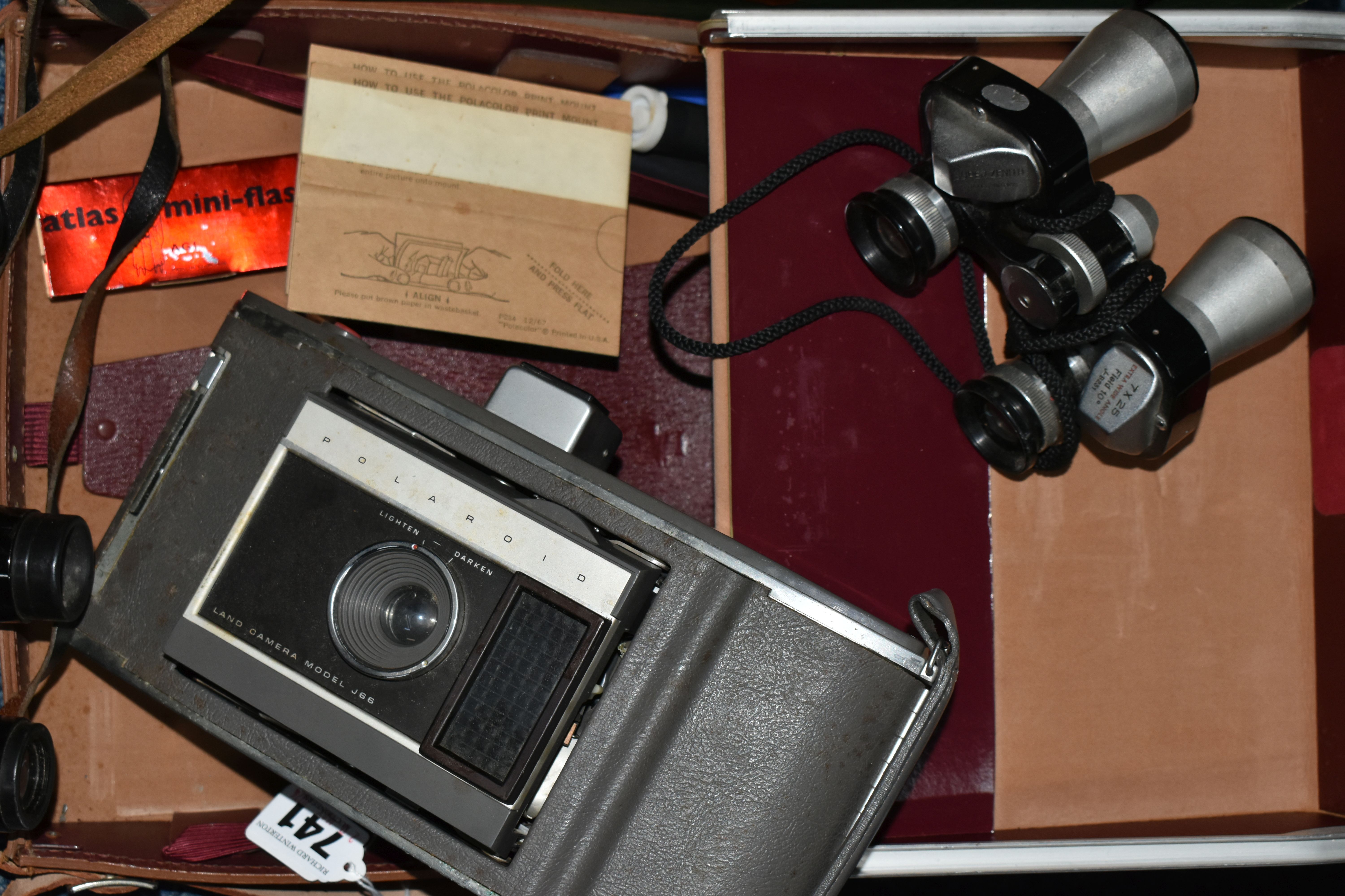 A CASED POLAROID LAND CAMERA MODEL J66 AND A BOX OF ASSORTED CAMERAS AND BINOCULARS, including a - Bild 2 aus 11