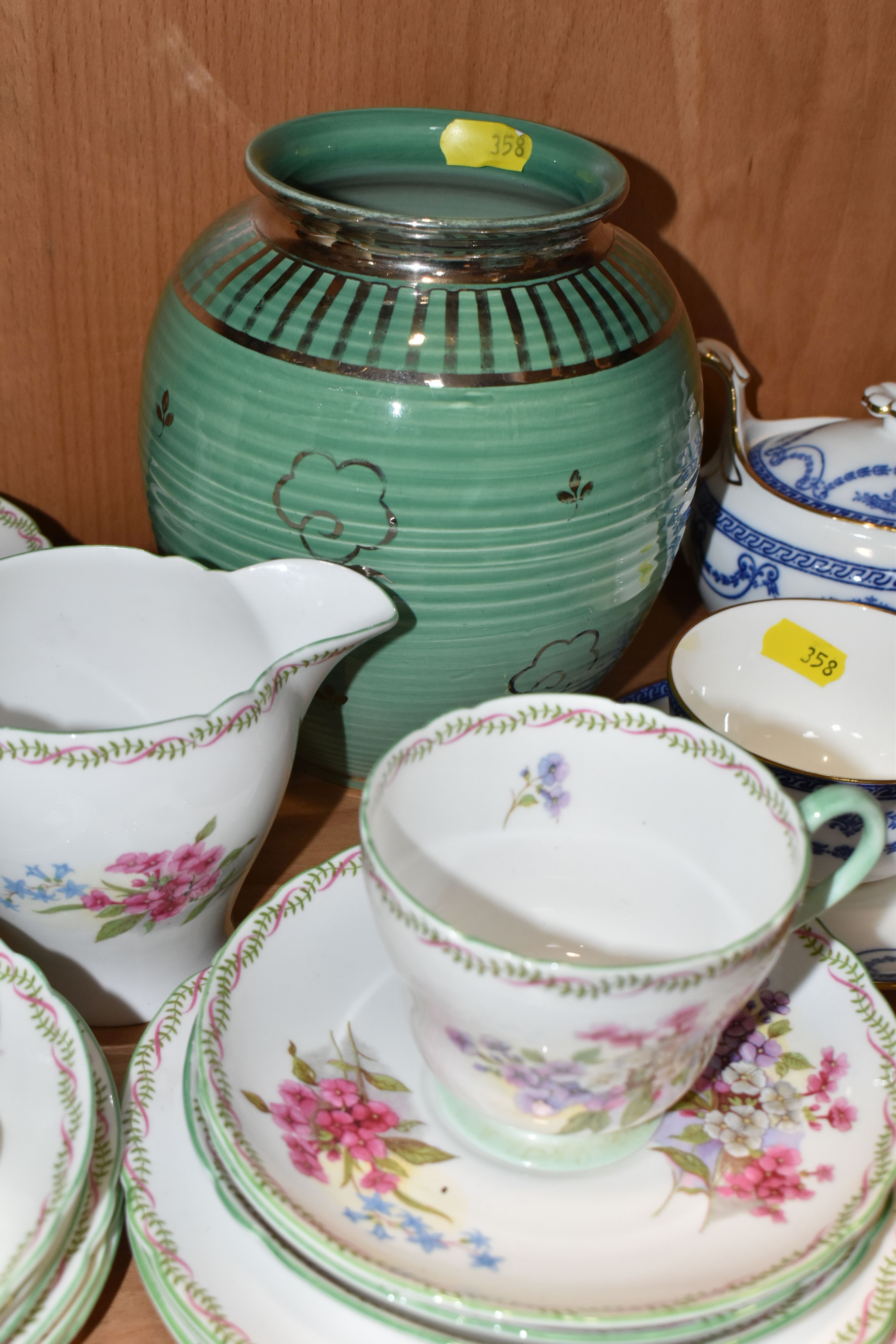 A GROUP OF WEDGWOOD TEAWARE, a Wedgwood tea set decorated with blue floral swags, gilt edged on a - Bild 3 aus 7