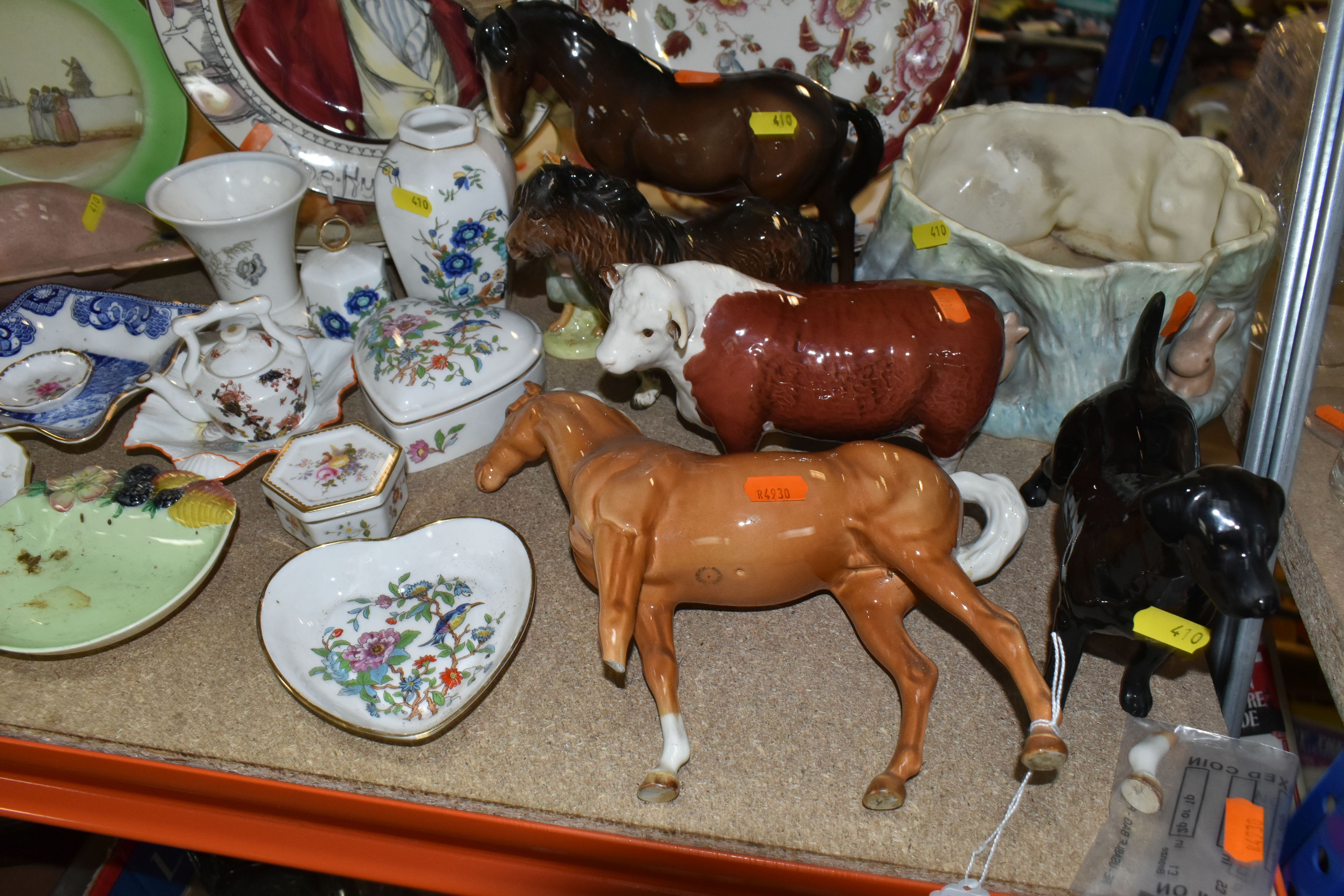 A VARIETY OF ORNAMENTAL CERAMICS INCLUDING NAMED MANUFACTURERS SUCH AS BESWICK, ROYAL DOULTON, - Image 2 of 5