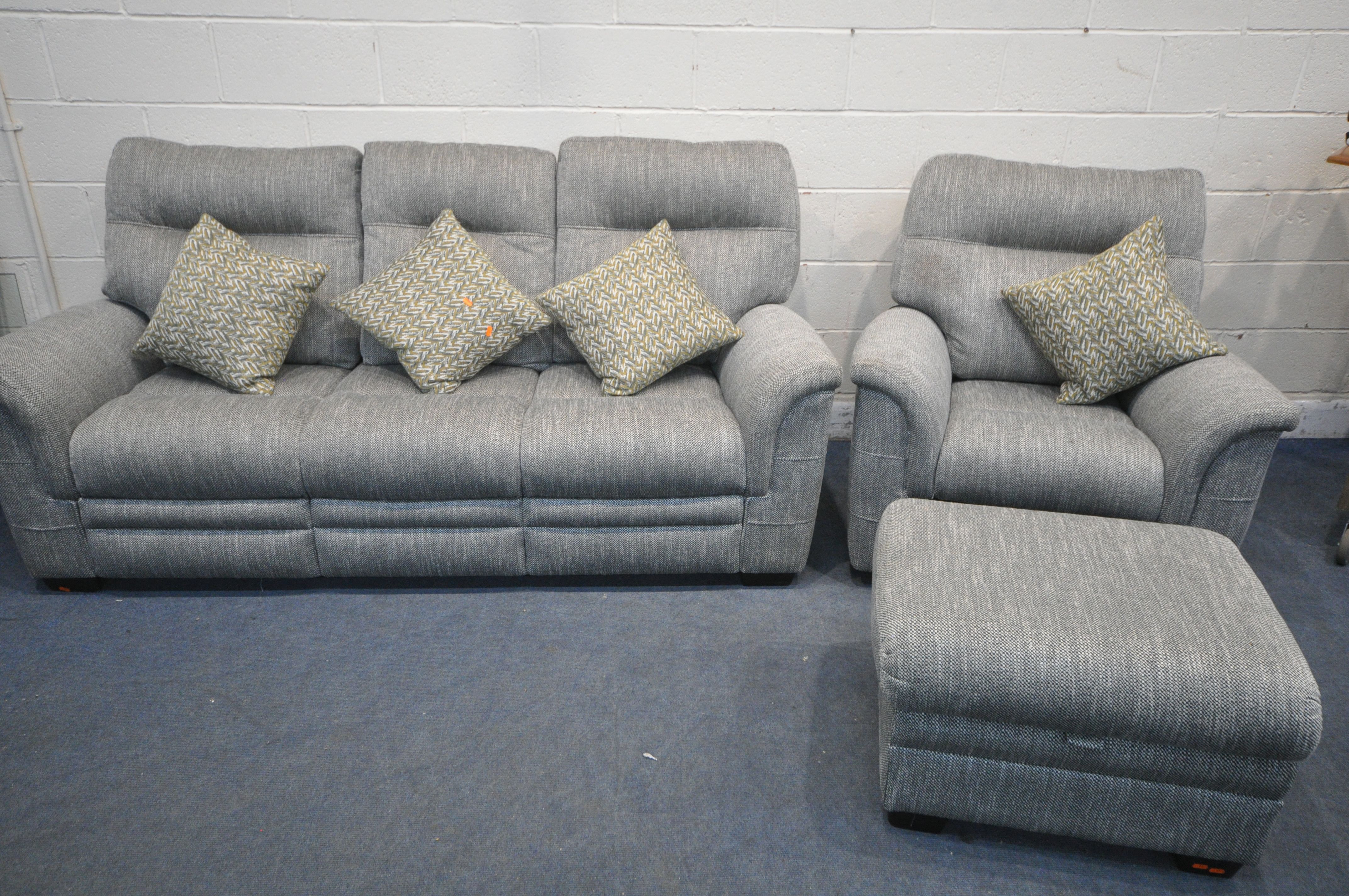 A PARKER KNOLL BLACK AND WHITE PATTERNED THREE PIECE LOUNGE SUITE, comprising a three seater settee,