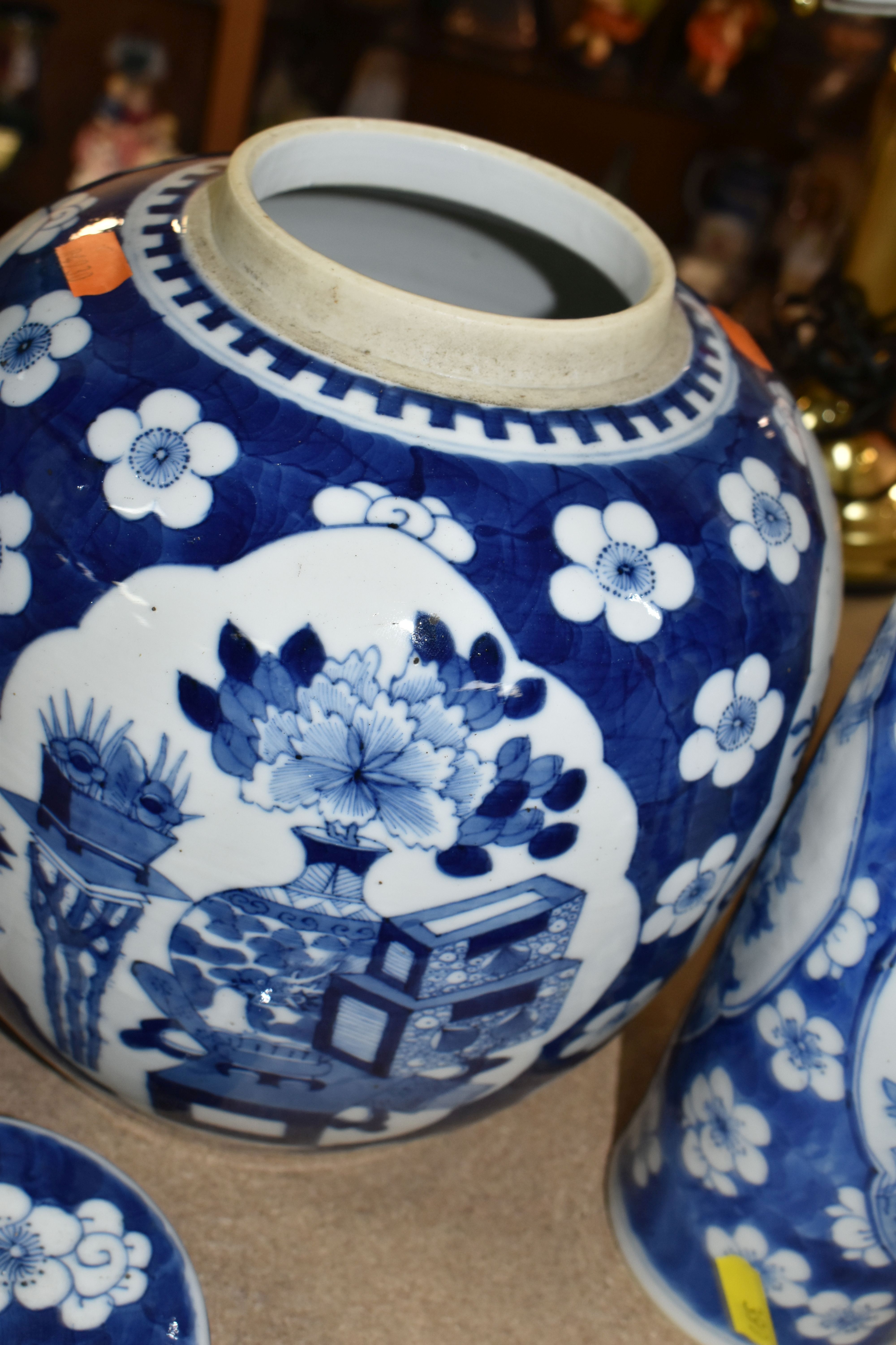 A SELECTION OF ORNAMENTAL CERAMICS INCLUDING A THREE CHINESE VESSELS IN THE PRUNUS BLOSSOM DESIGN, - Bild 13 aus 14