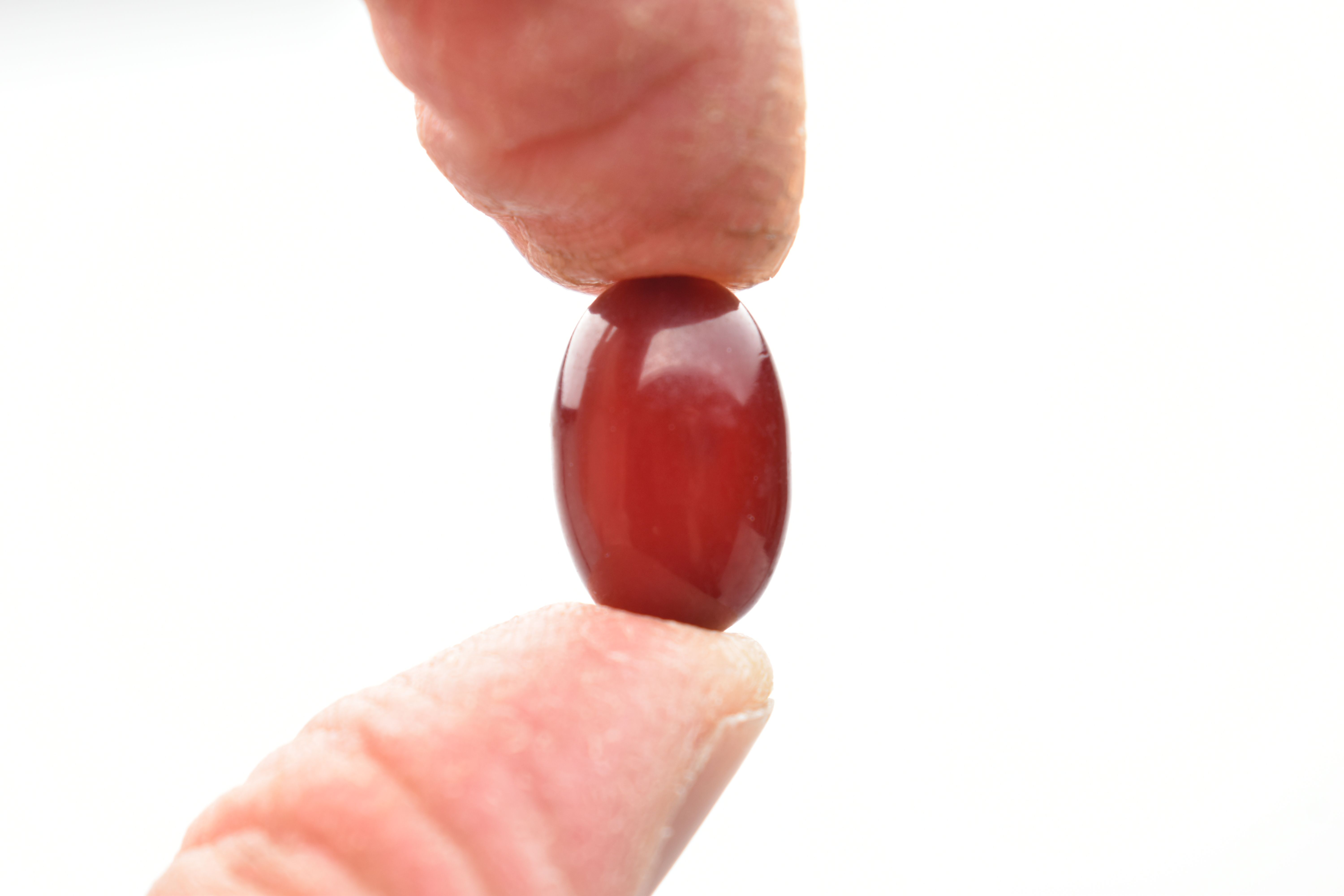 A SMALL QUANTITY OF CHERRY AMBER COLOUR BAKELITE BEADS, loose beads of an oval form, largest - Bild 6 aus 6