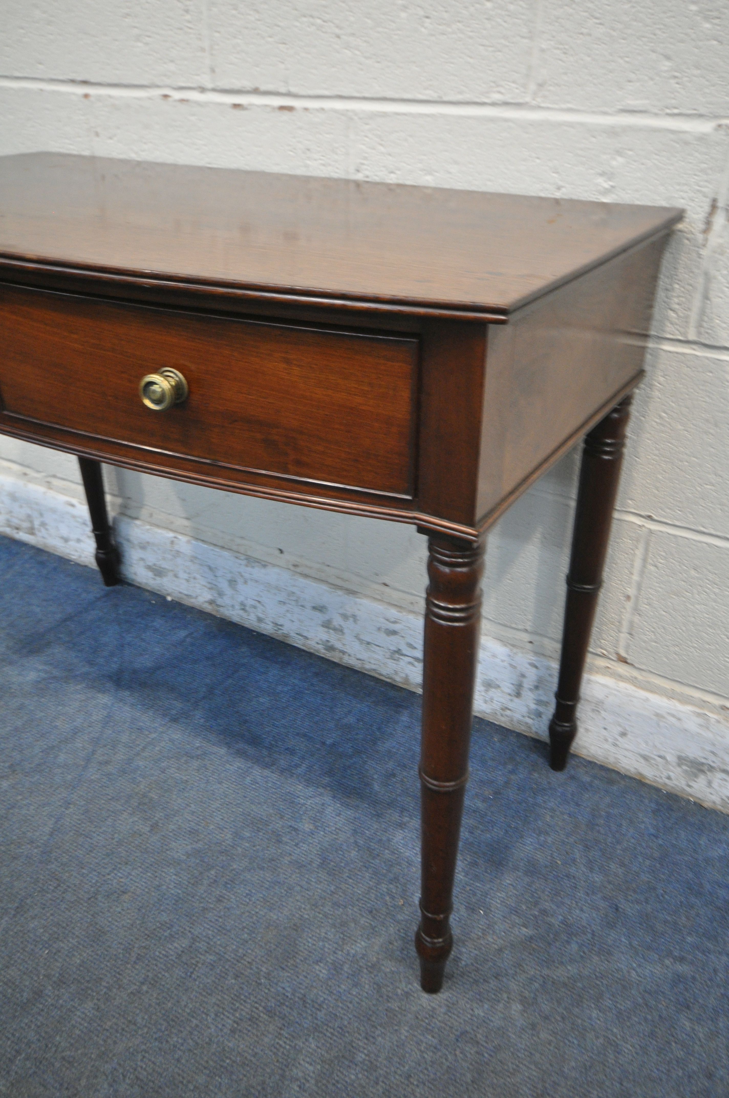 A GEORGIAN STYLE MAHOGANY BOWFRONT SIDE TABLE, with two drawers, on turned legs, width 97cm x - Bild 2 aus 3