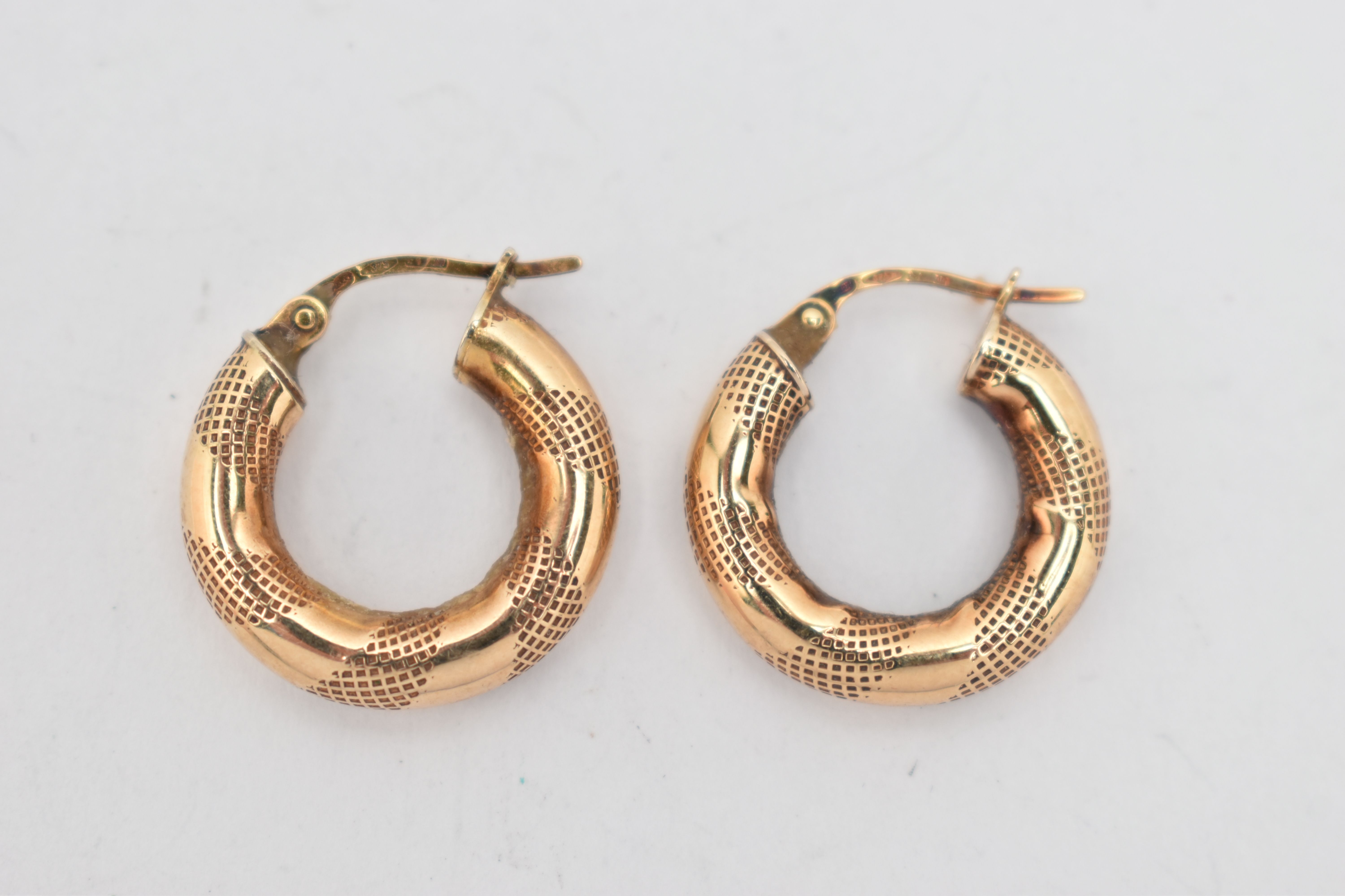 A PAIR OF 9CT GOLD 'UNO A ERRE' HOOP EARRINGS, yellow gold small hoops with textured detail, lever