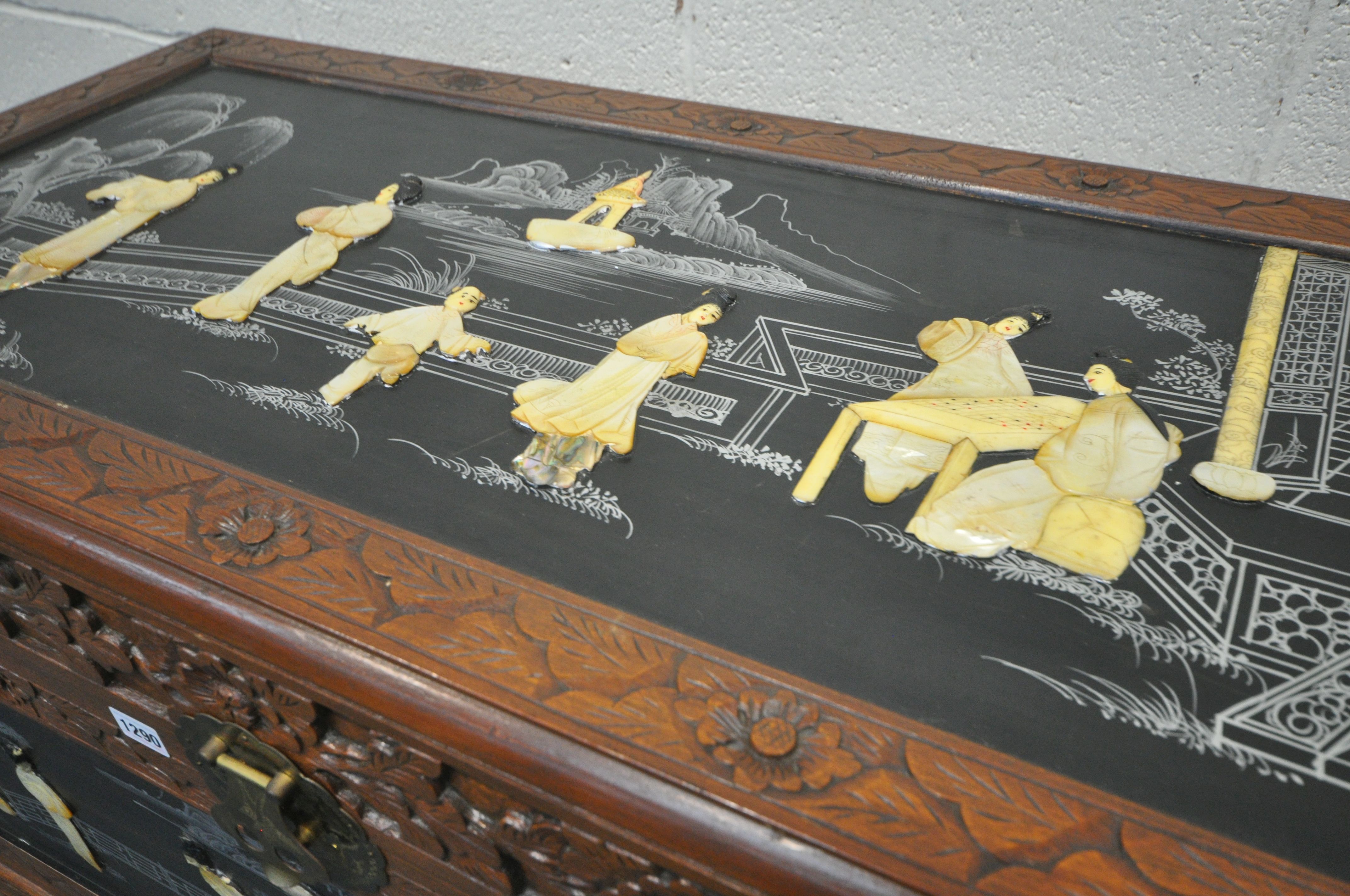 A 20TH CENTURY CHINESE CAMPHORWOOD BLANKET CHEST, with chinoiserie decoration, width 107cm x depth - Image 4 of 6