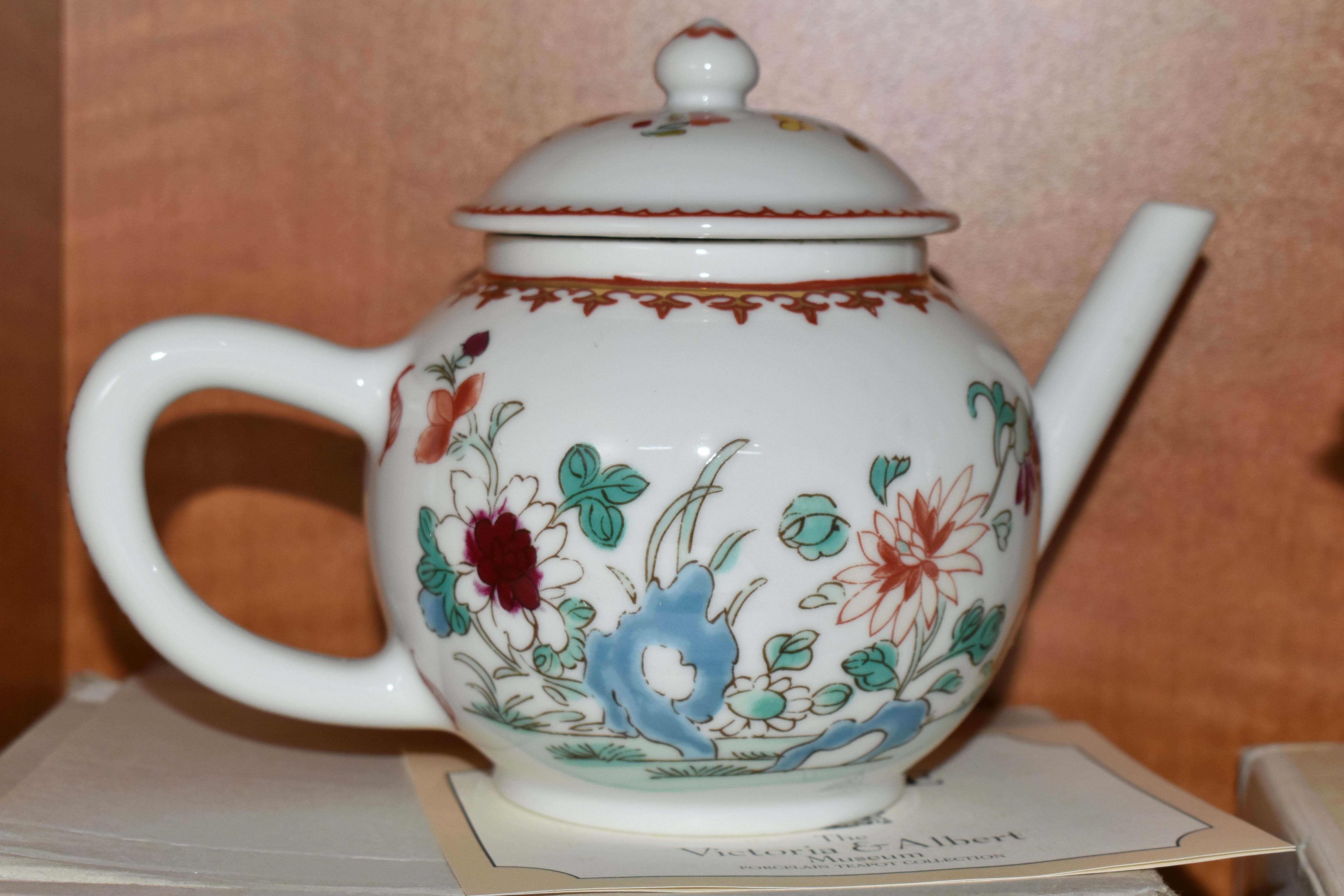 A COLLECTION OF TWELVE BOXED FRANKLIN MINT 'THE VICTORIA & ALBERT MUSEUM PORCELAIN TEAPOT - Image 14 of 17