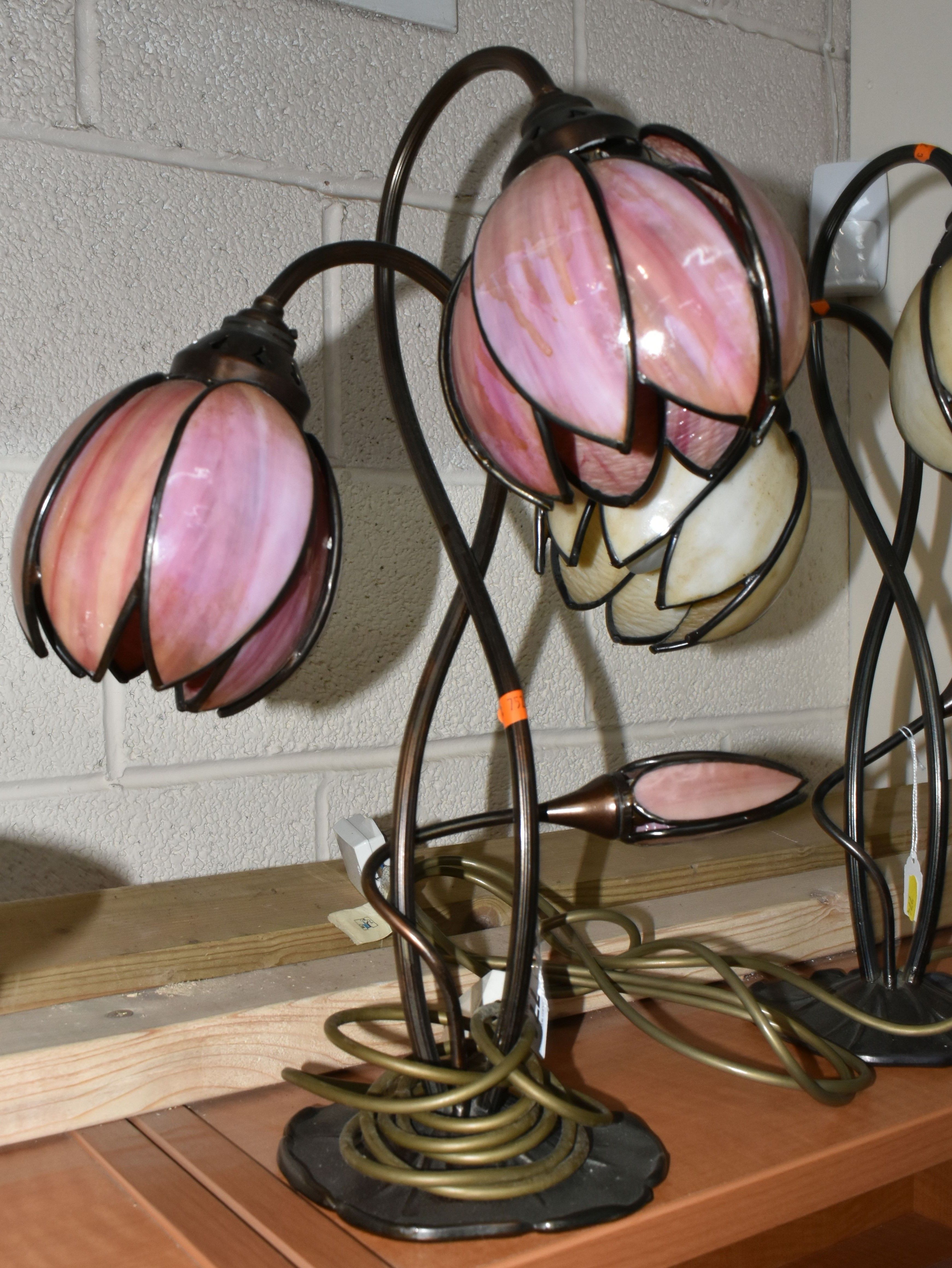 TWO MODERN TABLE LAMPS WITH COLOURED GLASS SHADES IN THE FORM OF FLOWER HEADS, one white the other - Image 2 of 9