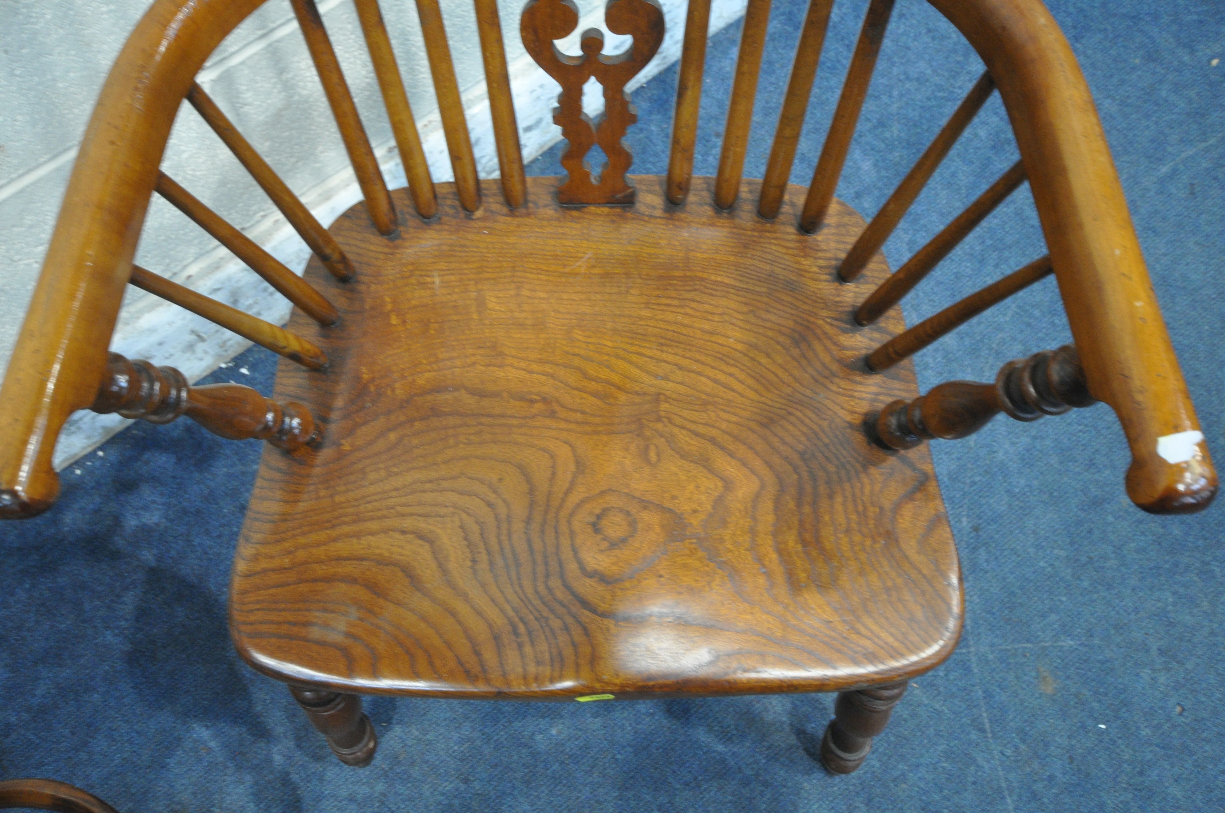 A PAIR OF GOOD QUALITY REPRODUCTION ELM SPLAT BACK WINDSOR ARMCHAIRS, with spindle supports, - Image 4 of 5