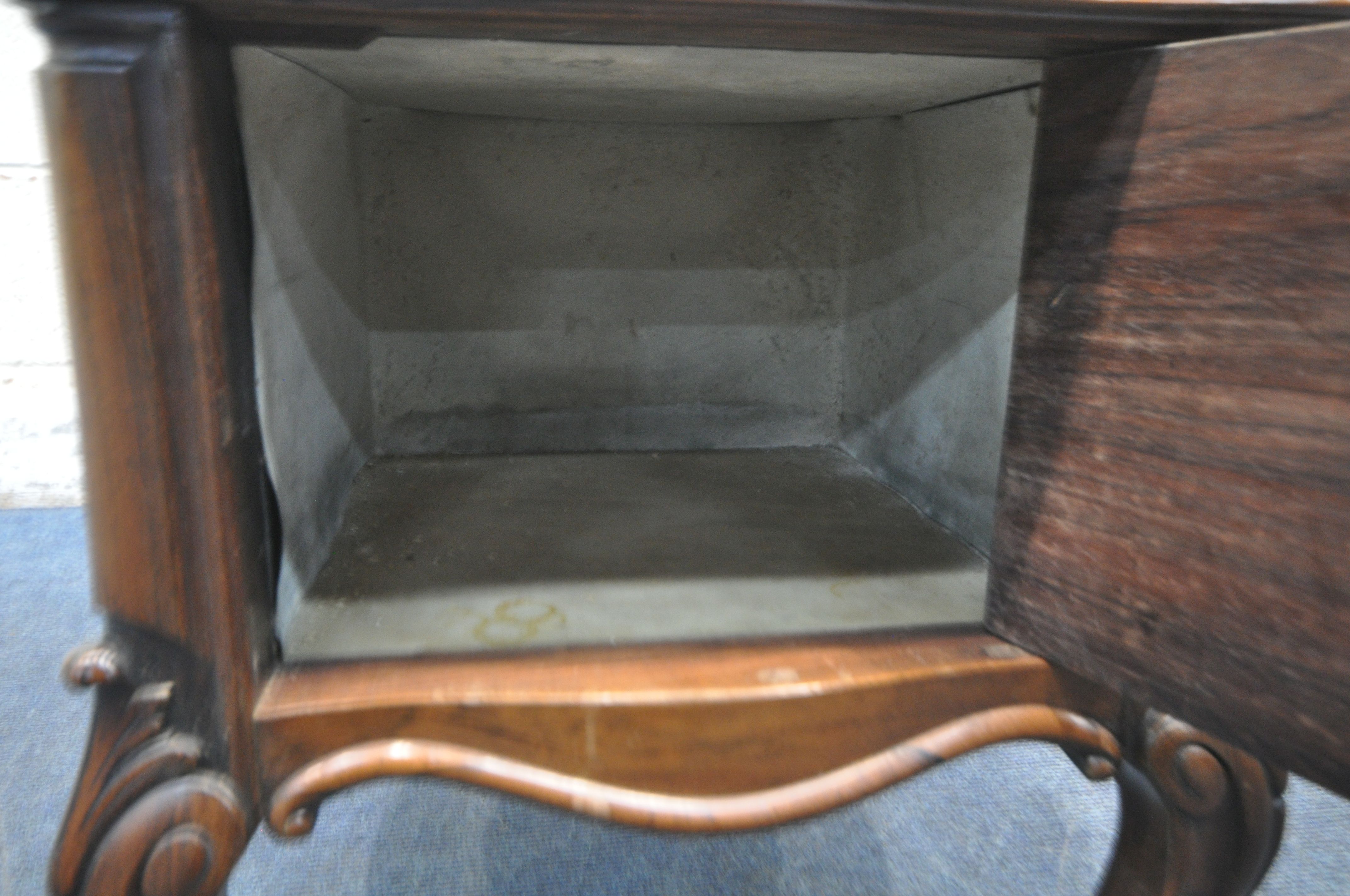 A VICTORIAN STYLE ROSEWOOD VENEER SERPENTINE LAMP TABLE, with a marquetry inlaid top, single drawer, - Image 5 of 6