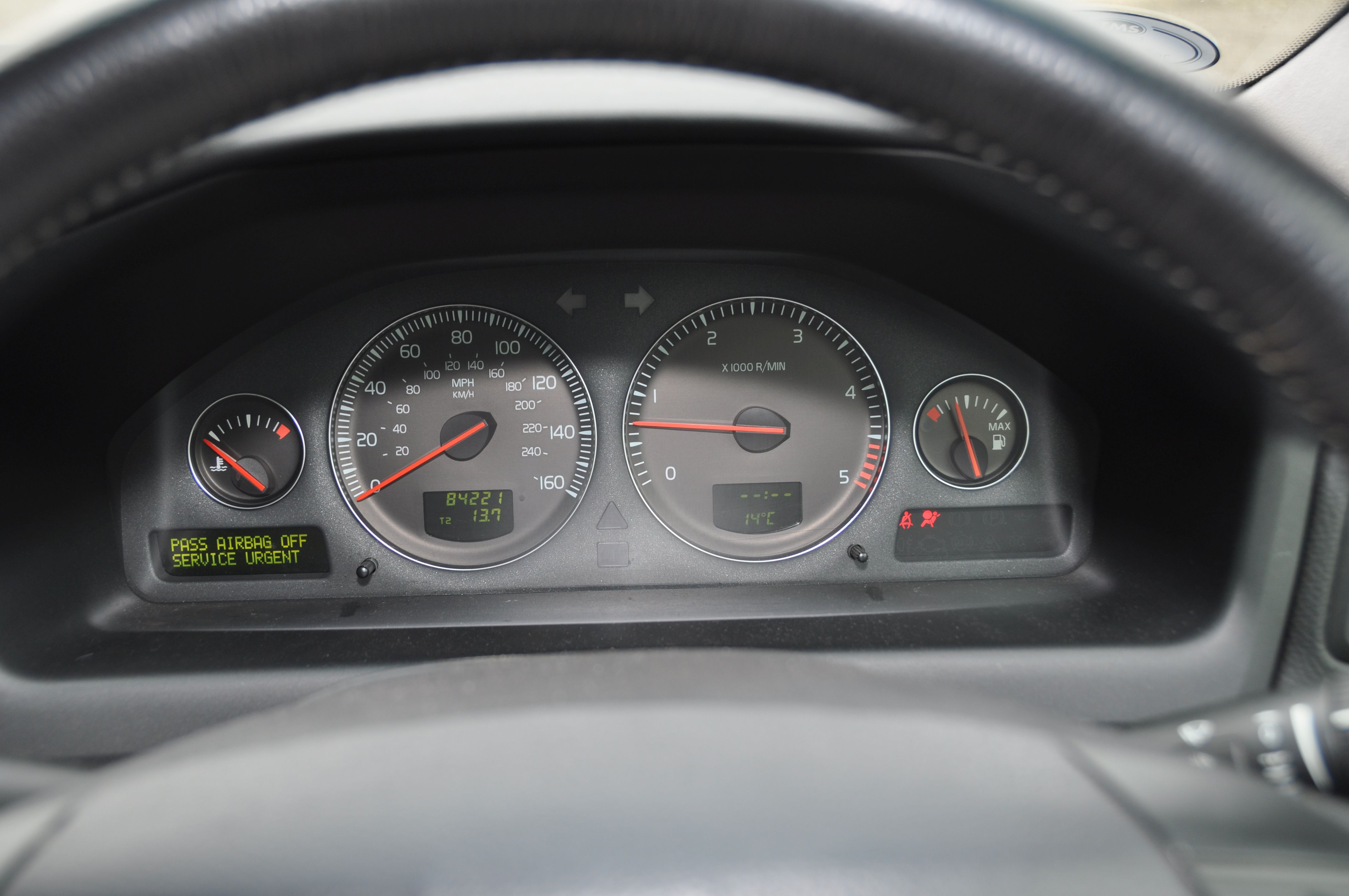 A 2004 VOLVO S60 D5 SE FOUR DOOR SALOON CAR IN SILVER, with a 2401cc diesel engine, 5 speed manual - Image 7 of 16