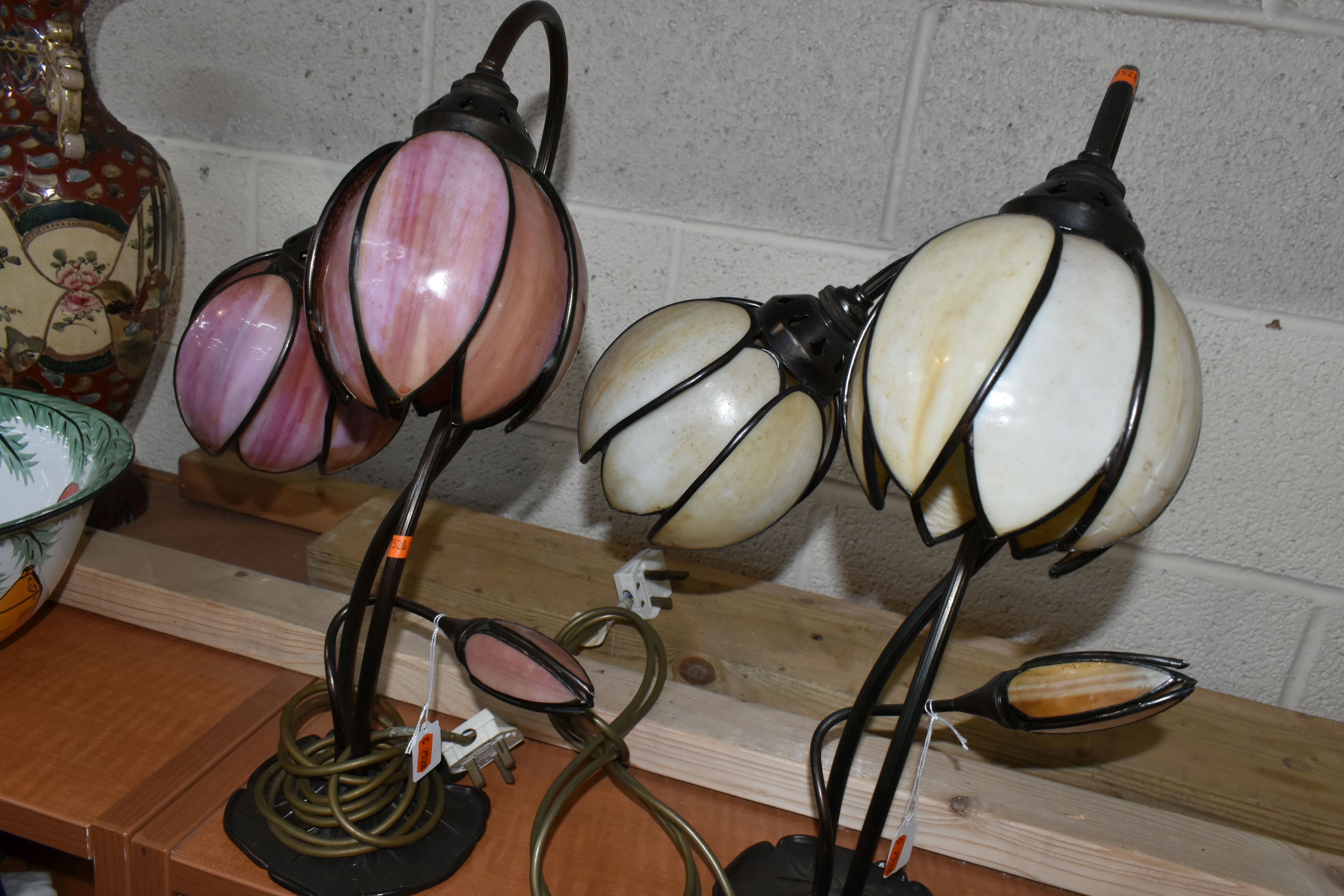 TWO MODERN TABLE LAMPS WITH COLOURED GLASS SHADES IN THE FORM OF FLOWER HEADS, one white the other - Image 9 of 9