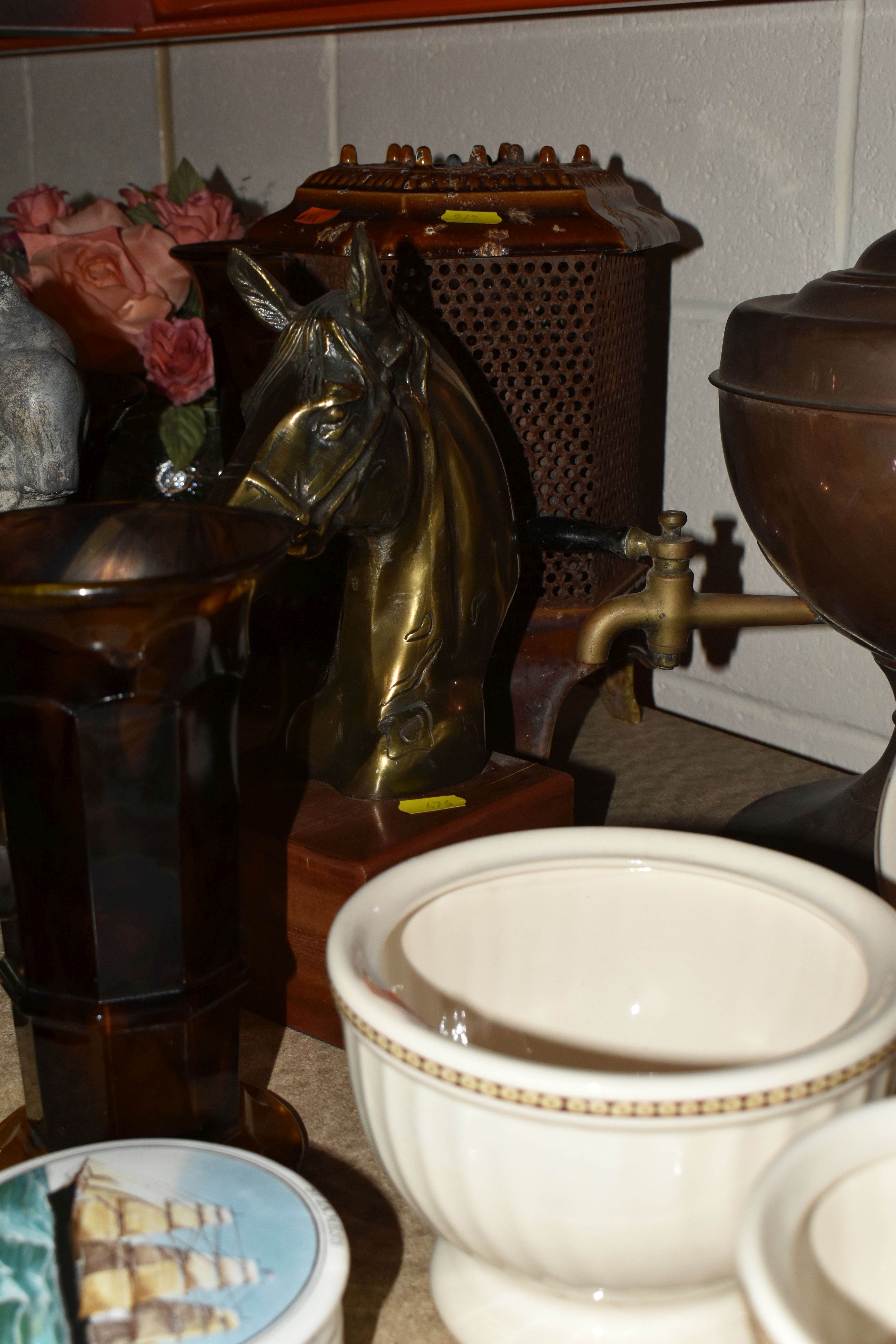 A GROUP OF CERAMICS, GLASS, METALWARE AND SUNDRY ITEMS, to include four pieces of amber/brown - Image 5 of 5