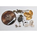 A WHITE METAL SCOTTISH AGATE BROOCH AND OTHER ITEMS, circular brown and white banded agate brooch,
