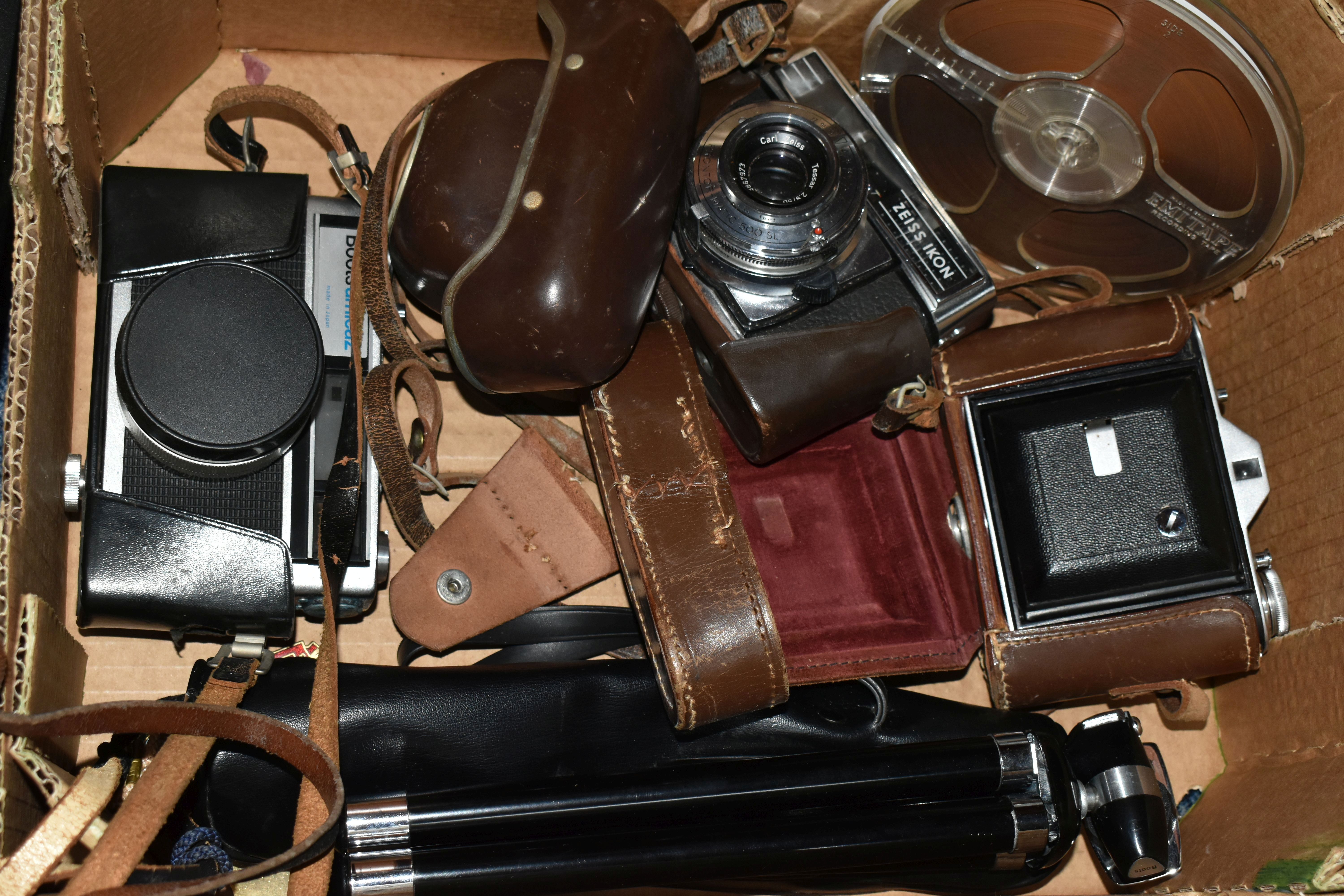 A CASED POLAROID LAND CAMERA MODEL J66 AND A BOX OF ASSORTED CAMERAS AND BINOCULARS, including a - Image 5 of 11
