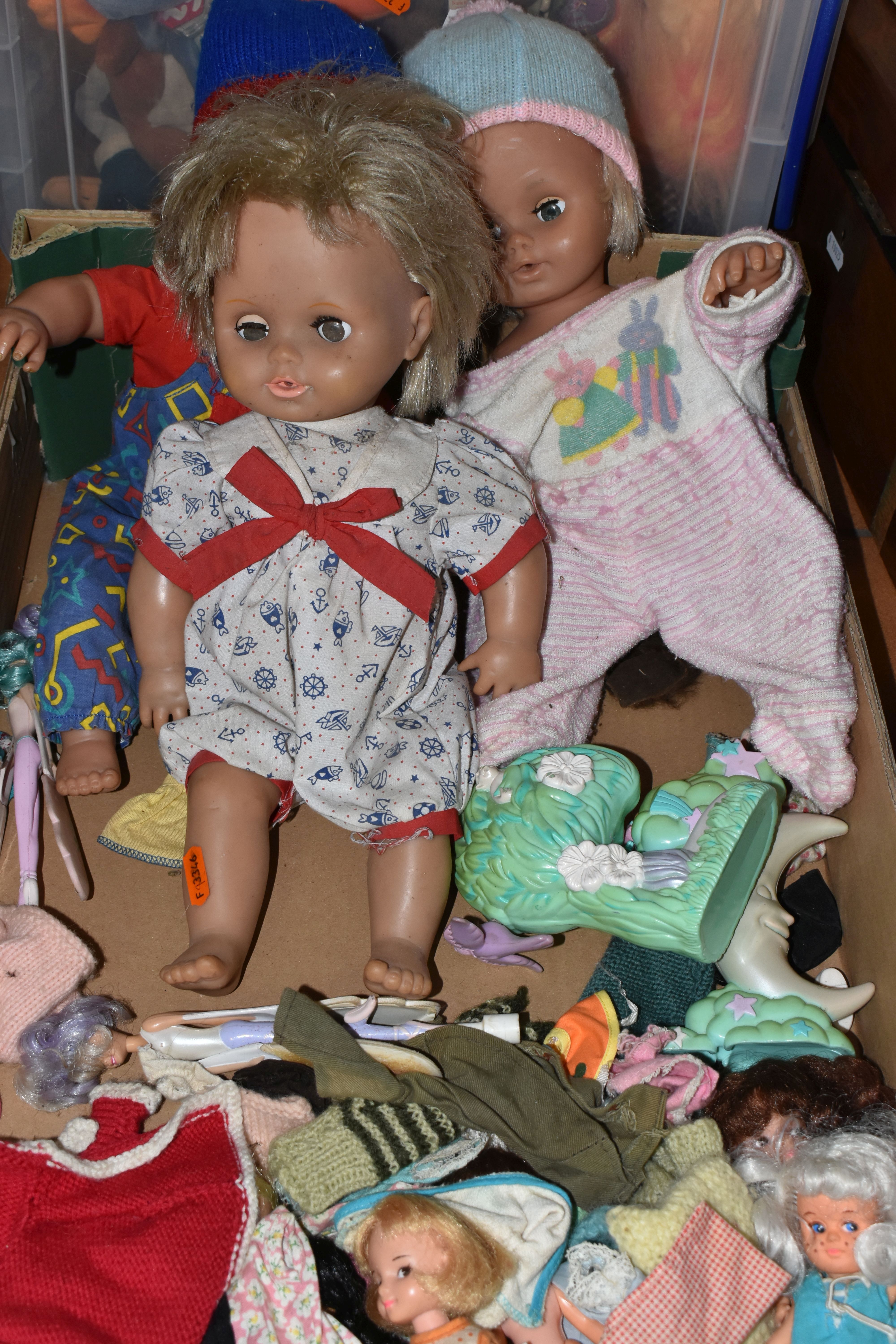 A QUANTITY OF ASSORTED DOLLS, to include a Pedigree Patch doll with a small quantity of original - Bild 4 aus 6