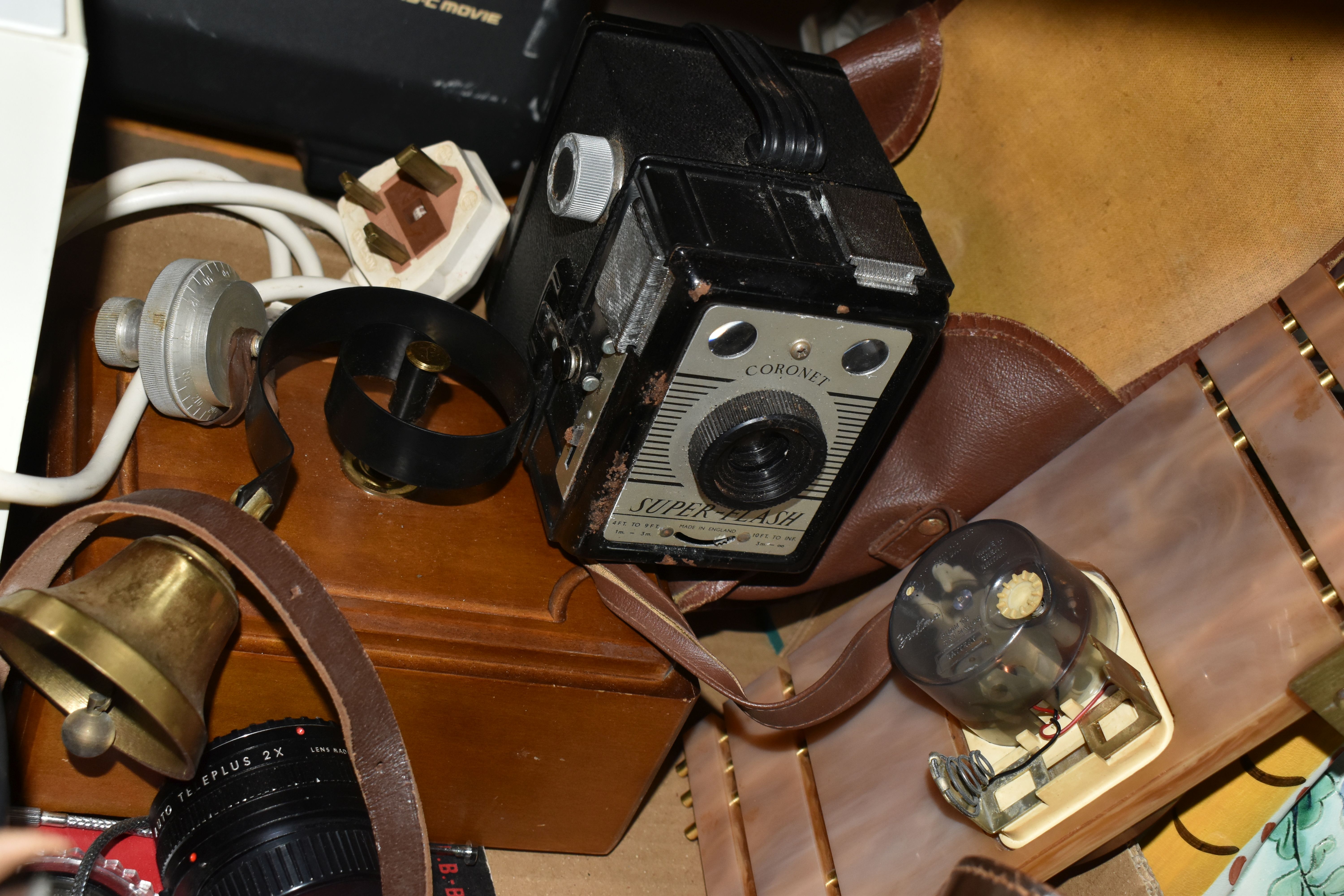 A BOX AND LOOSE PHOTOGRAPHIC AND SUNDRY ITEMS, to include a cased Agfa Silette 35mm camera, a - Image 4 of 4