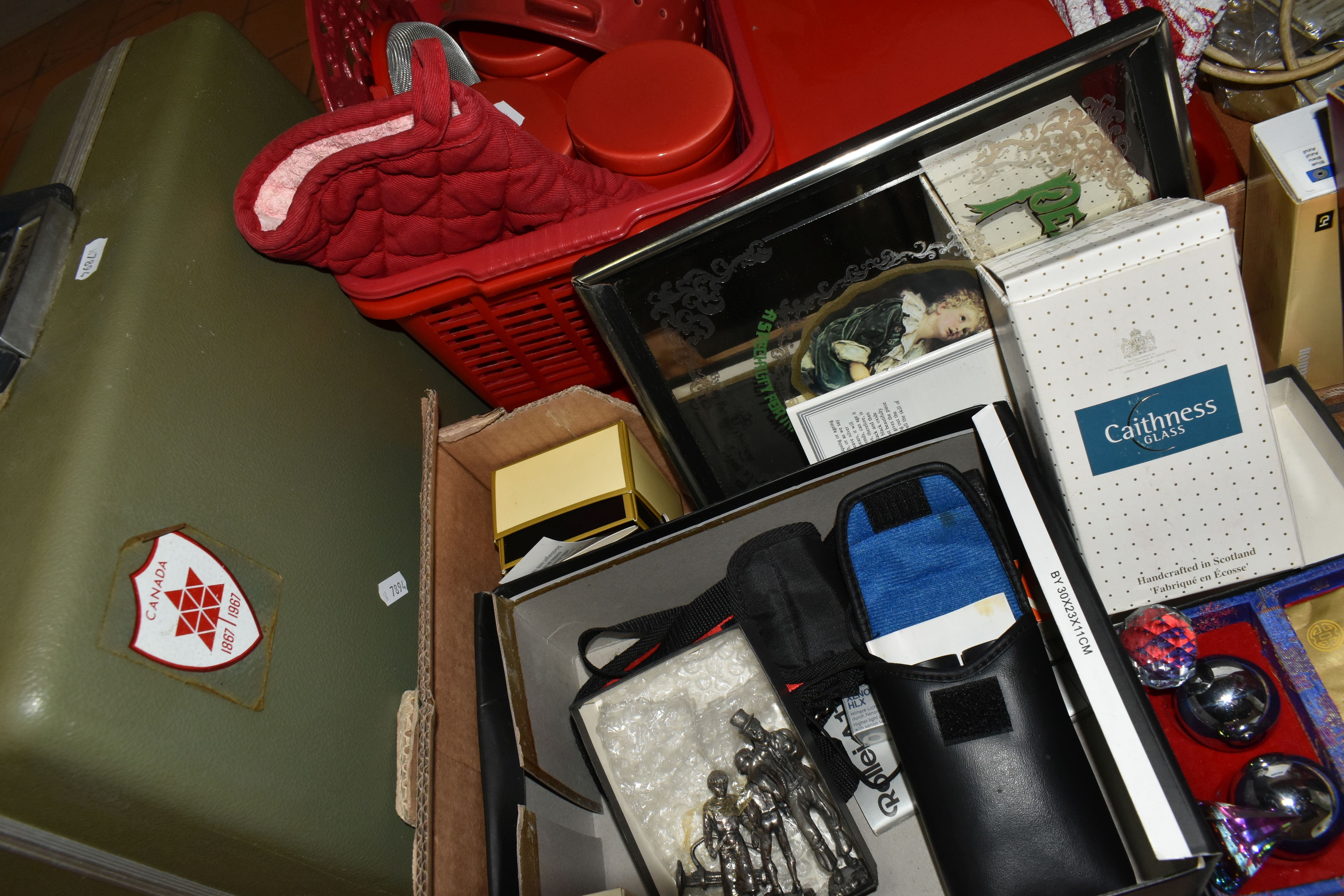 ONE BOX AND LOOSE MISCELLANEOUS SUNDRIES, to include a Majestic typewriter, a Praktica Sport pair of - Bild 6 aus 7