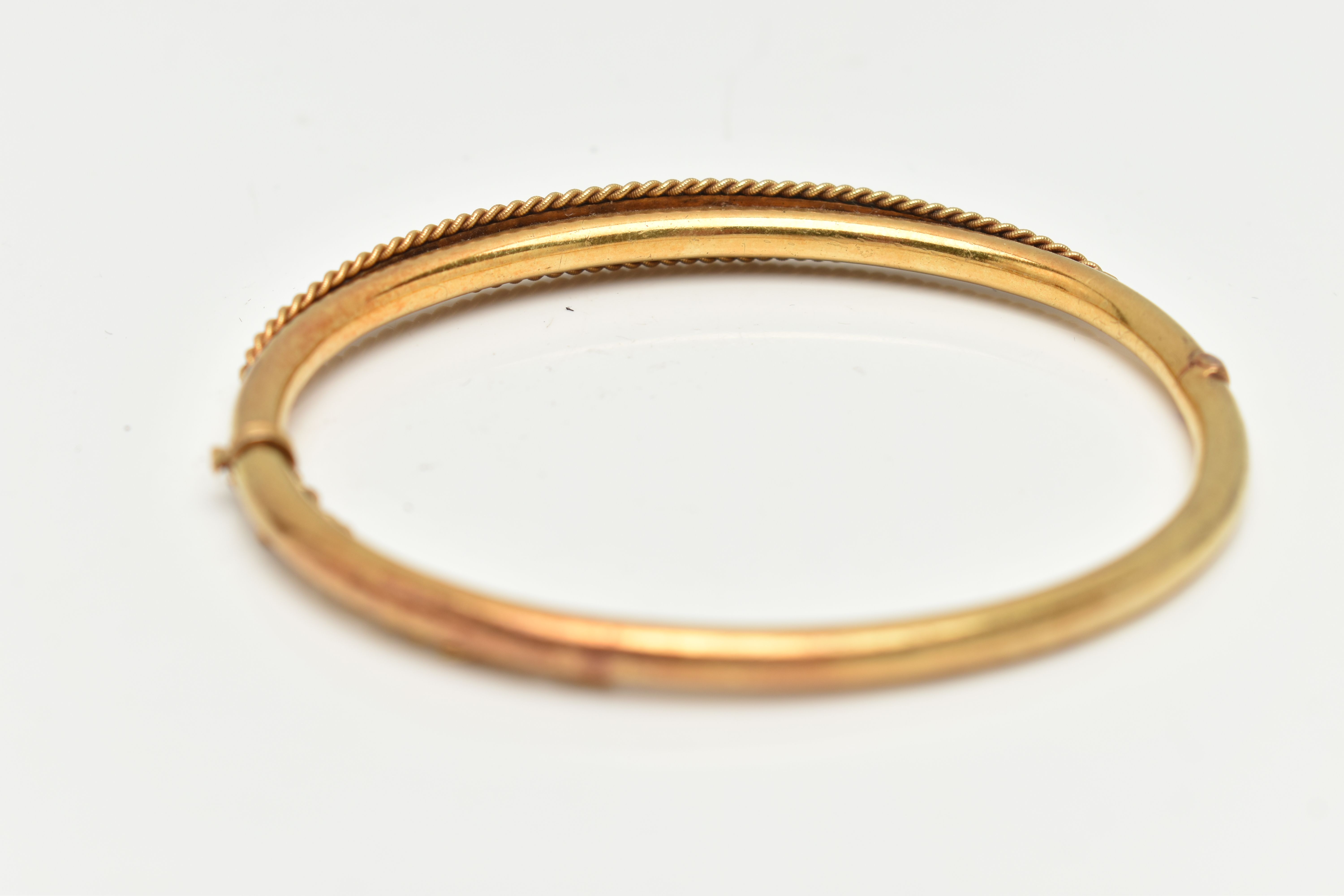 A LATE 19TH CENTURY YELLOW METAL BANGLE, hinged oval bangle, set with twenty one graduated seed - Bild 4 aus 5