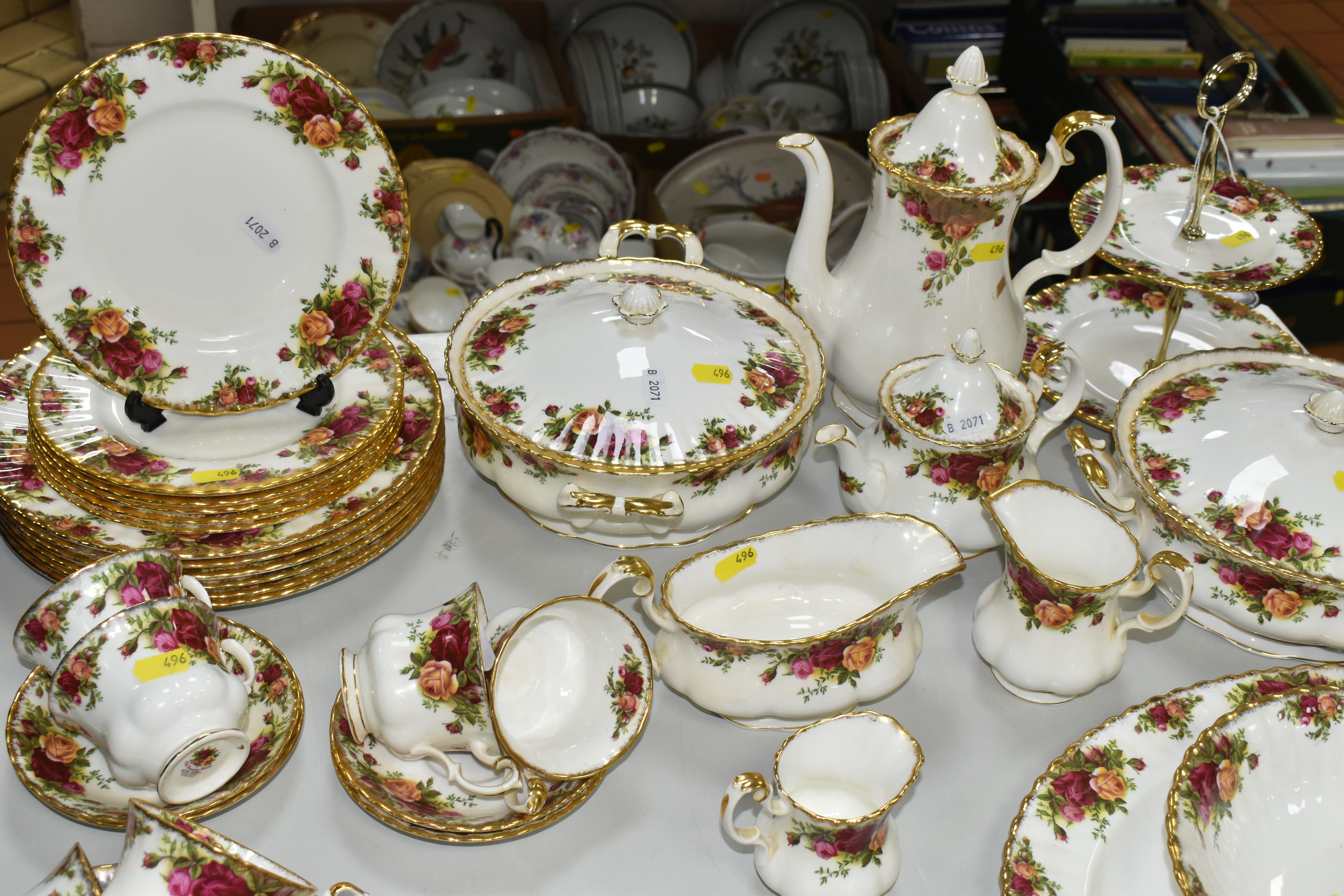 A FORTY NINE PIECE ROYAL ALBERT 'OLD COUNTRY ROSES' PART DINNER SERVICE, comprising two covered - Bild 2 aus 4