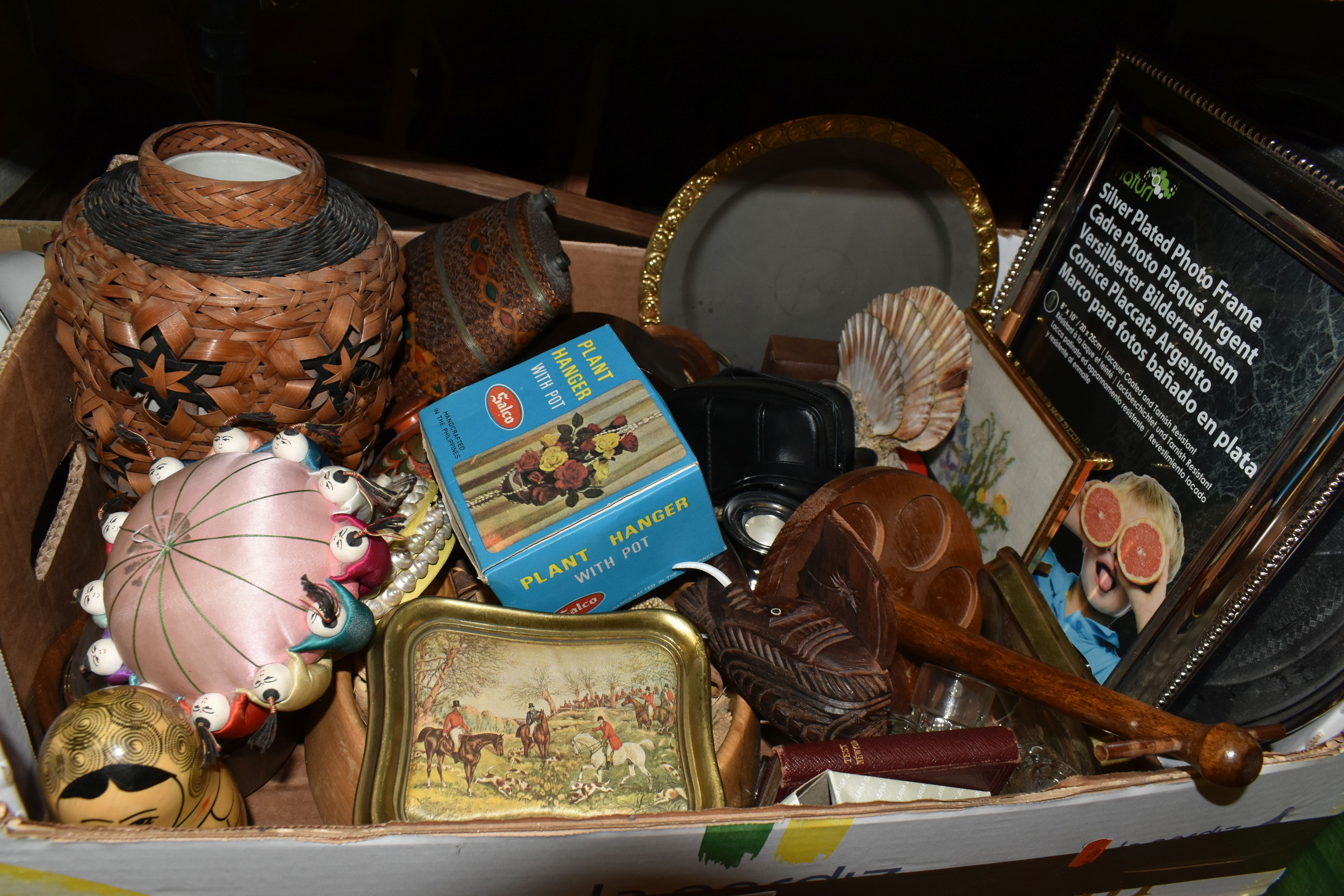 FOUR BOXES AND LOOSE SUNDRIES, to include a selection of vintage travel cases in various sizes, a - Image 8 of 13