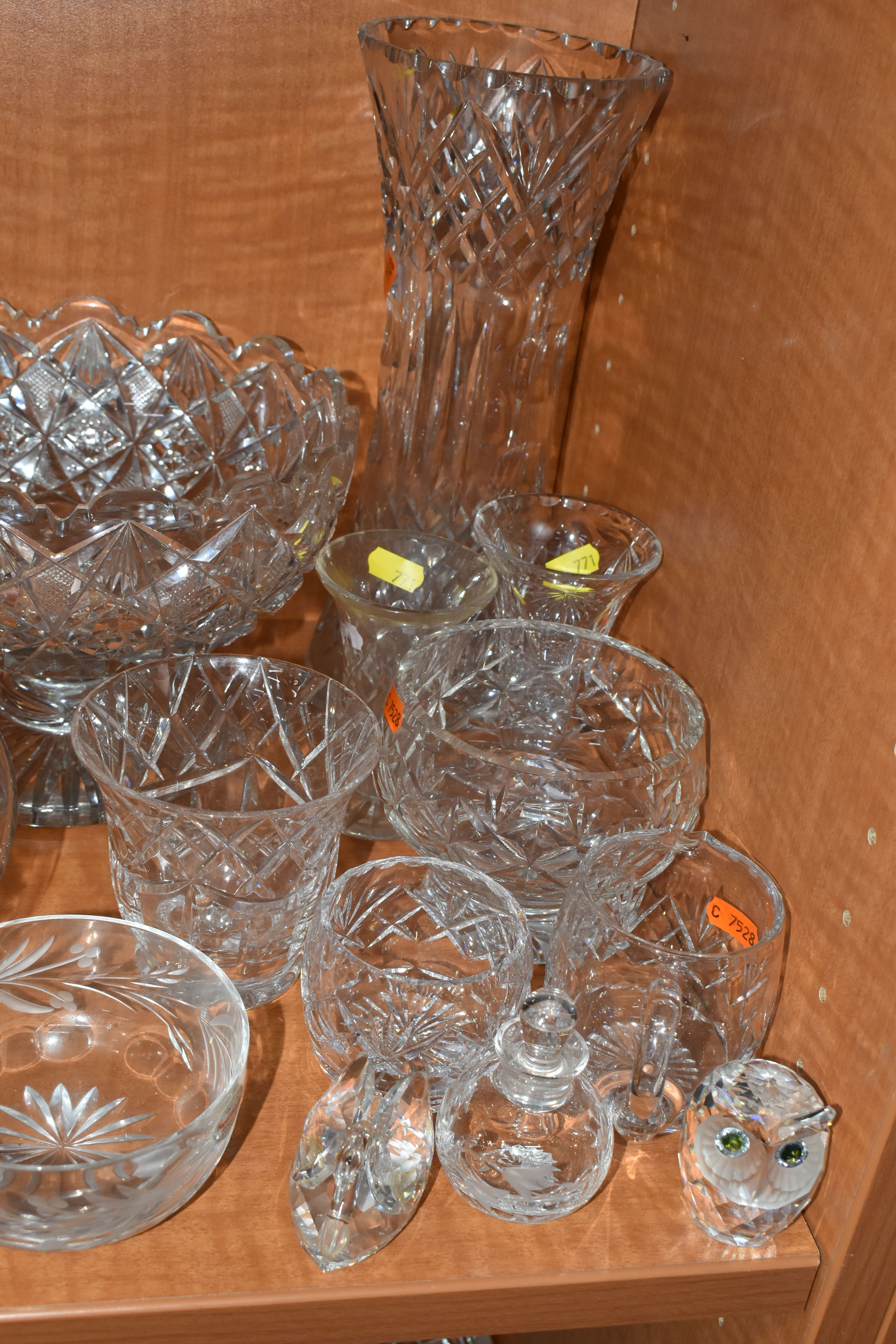 A COLLECTION OF GLASSWARE, including a Swarovski owl, a small Royal Brierly bowl, an Atlantis - Bild 2 aus 8