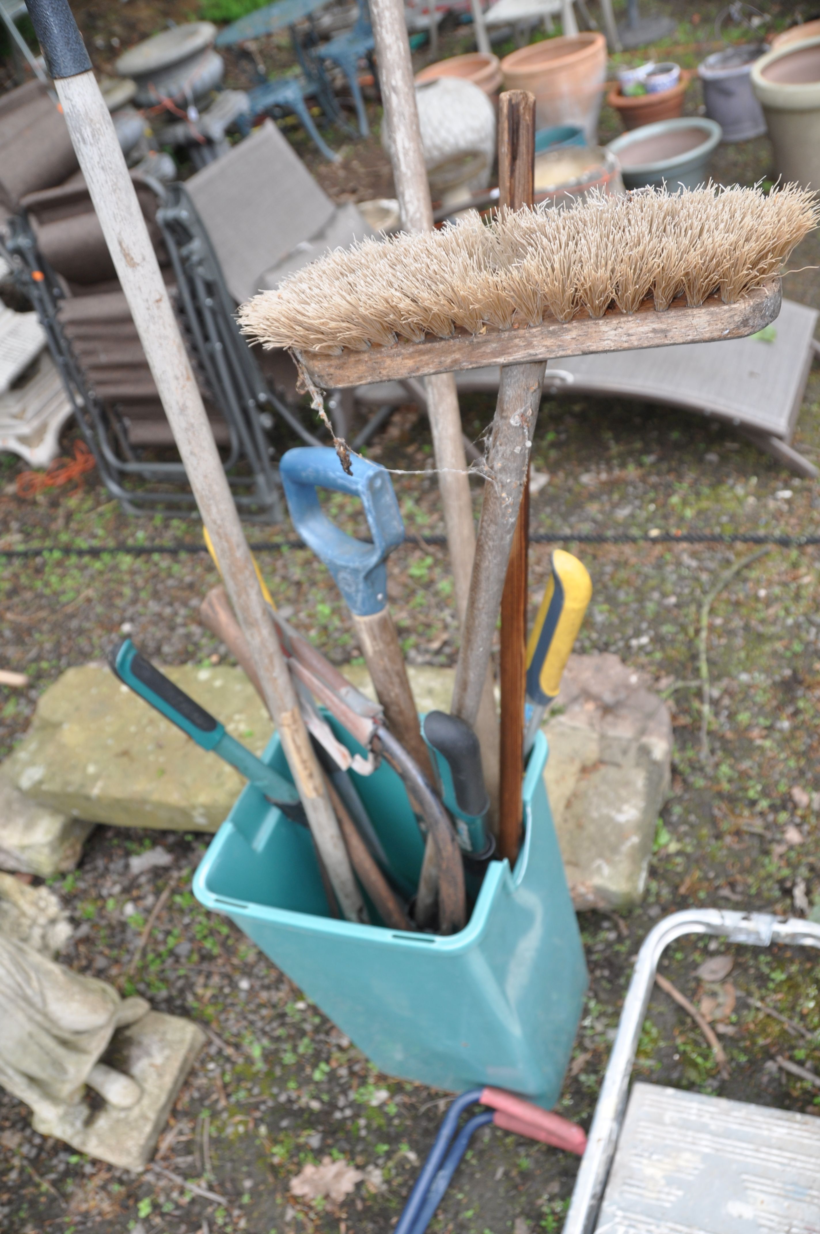 AN ALUMINIUM STEP LADDER AND ABIN CONTAINING GARDEN TOOLS including leaf grabber, rakes, spades - Bild 2 aus 2