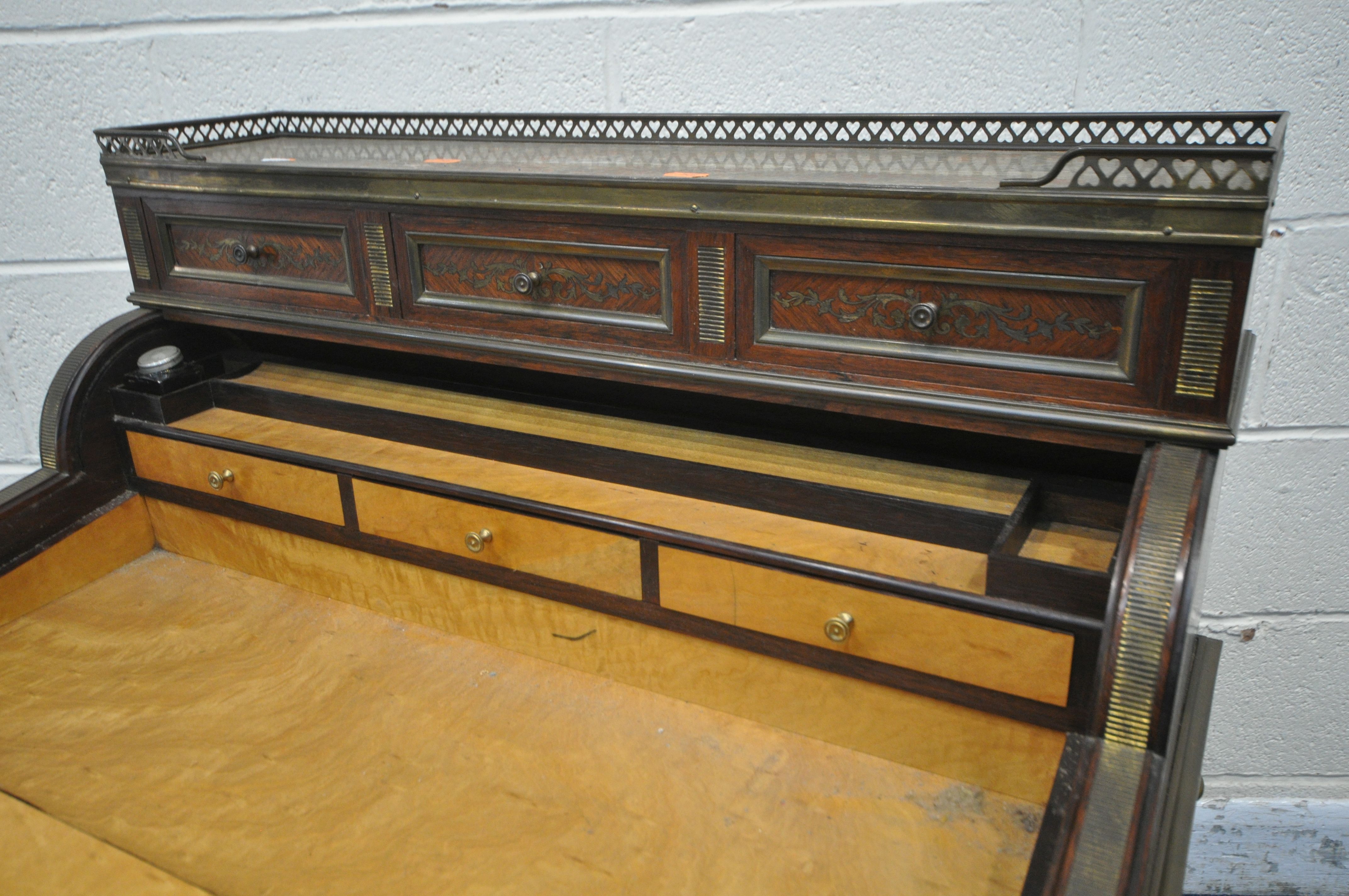 A LOUIS XVI STYLE ROSEWOOD AND BRASS MARQUETRY INLAID WRITING DESK, first/mid 20th century, with - Image 4 of 7