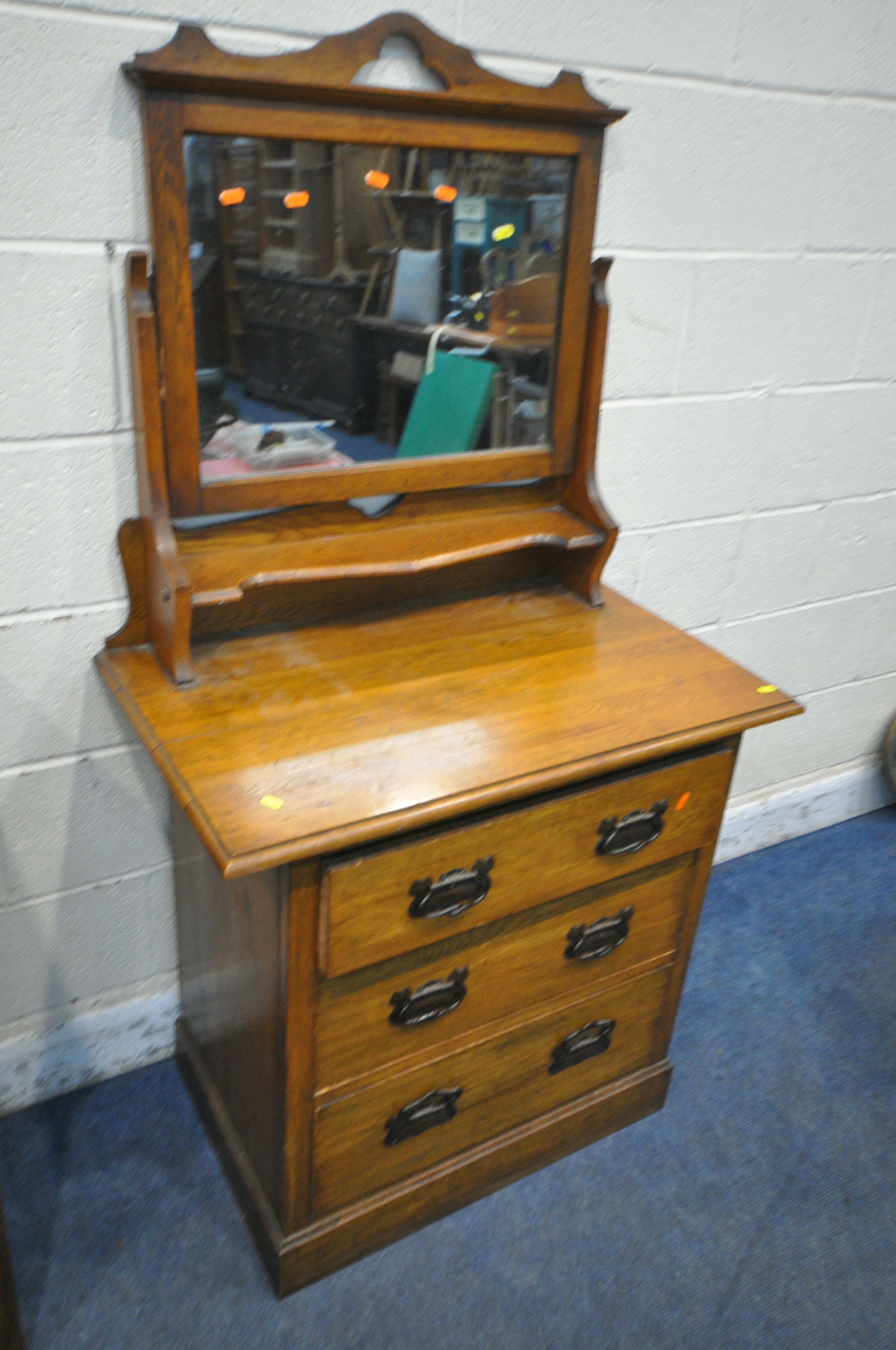 AN EARLY 20TH CENTURY OAK DRESSING CHEST, with a single mirror, and three drawers, width 84cm x - Image 2 of 3