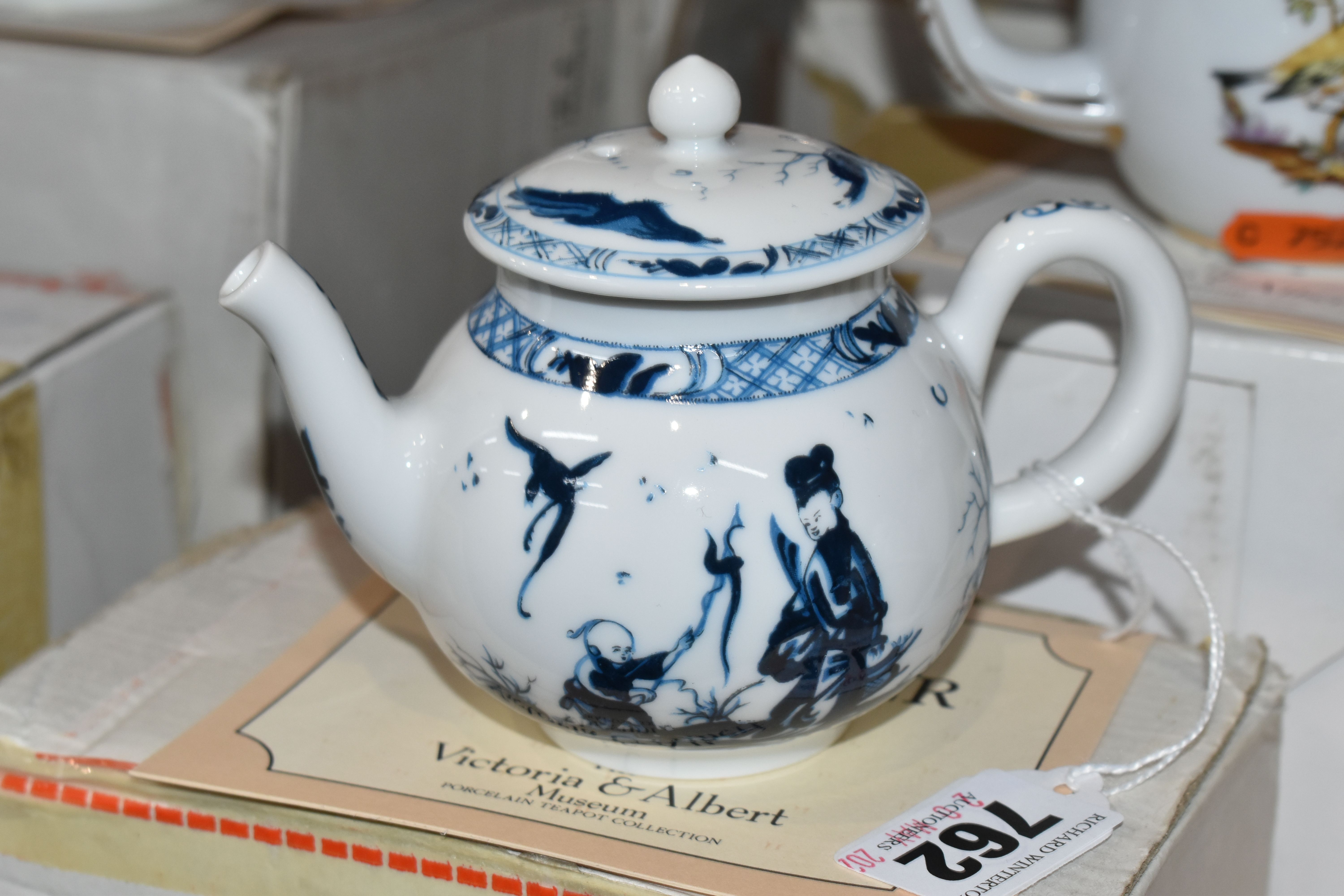A COLLECTION OF TWELVE BOXED FRANKLIN MINT 'THE VICTORIA & ALBERT MUSEUM PORCELAIN TEAPOT - Image 4 of 17