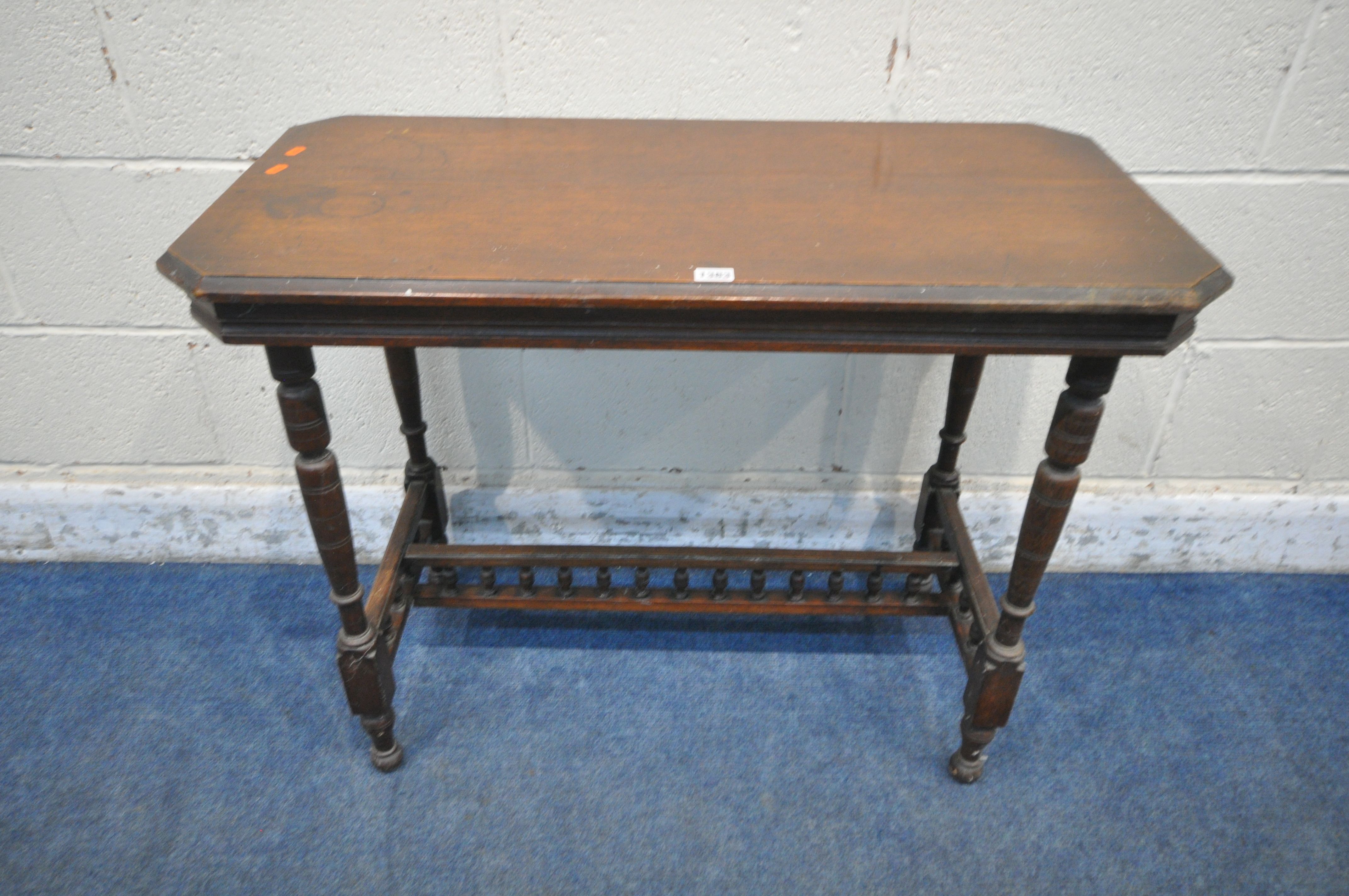 AN EARLY 20TH CENTURY OAK SIDE TABLE, raised on turned and tapered supports, united by stretchers