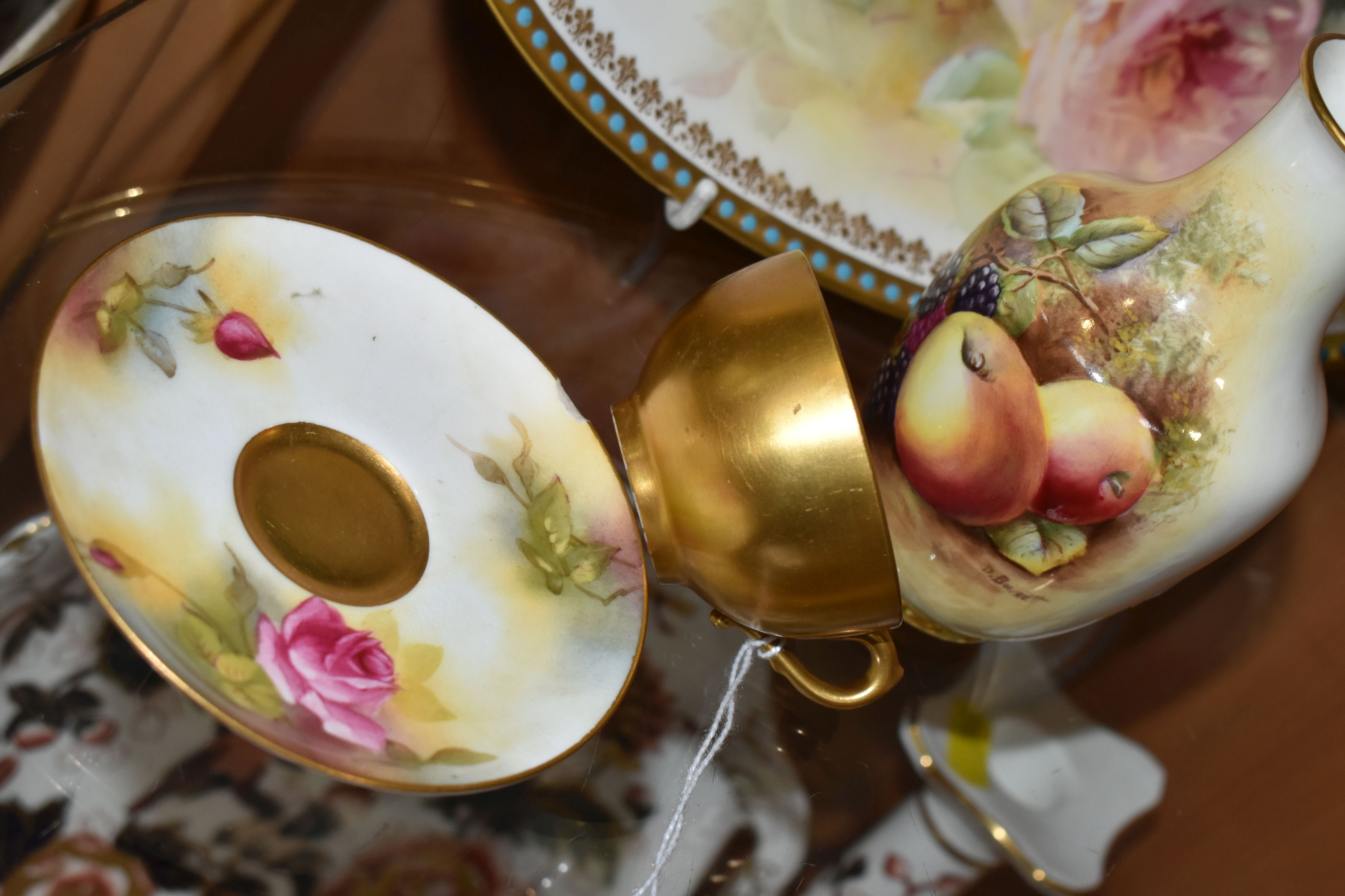 A ROYAL DOULTON CABINET DISH WITH A ROYAL WORCESTER CUP AND SAUCER, comprising an oval dish with - Image 5 of 8