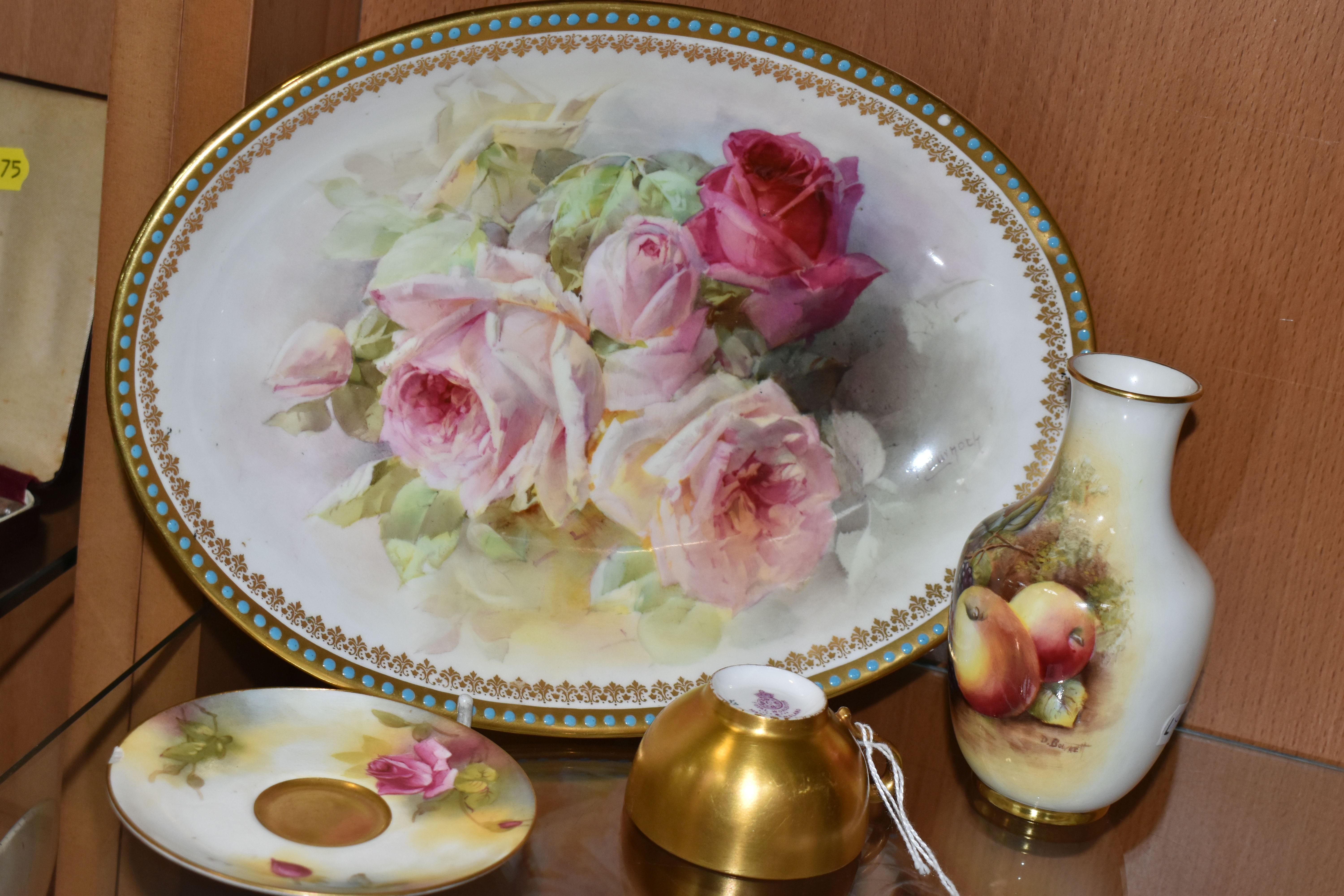 A ROYAL DOULTON CABINET DISH WITH A ROYAL WORCESTER CUP AND SAUCER, comprising an oval dish with - Image 7 of 8