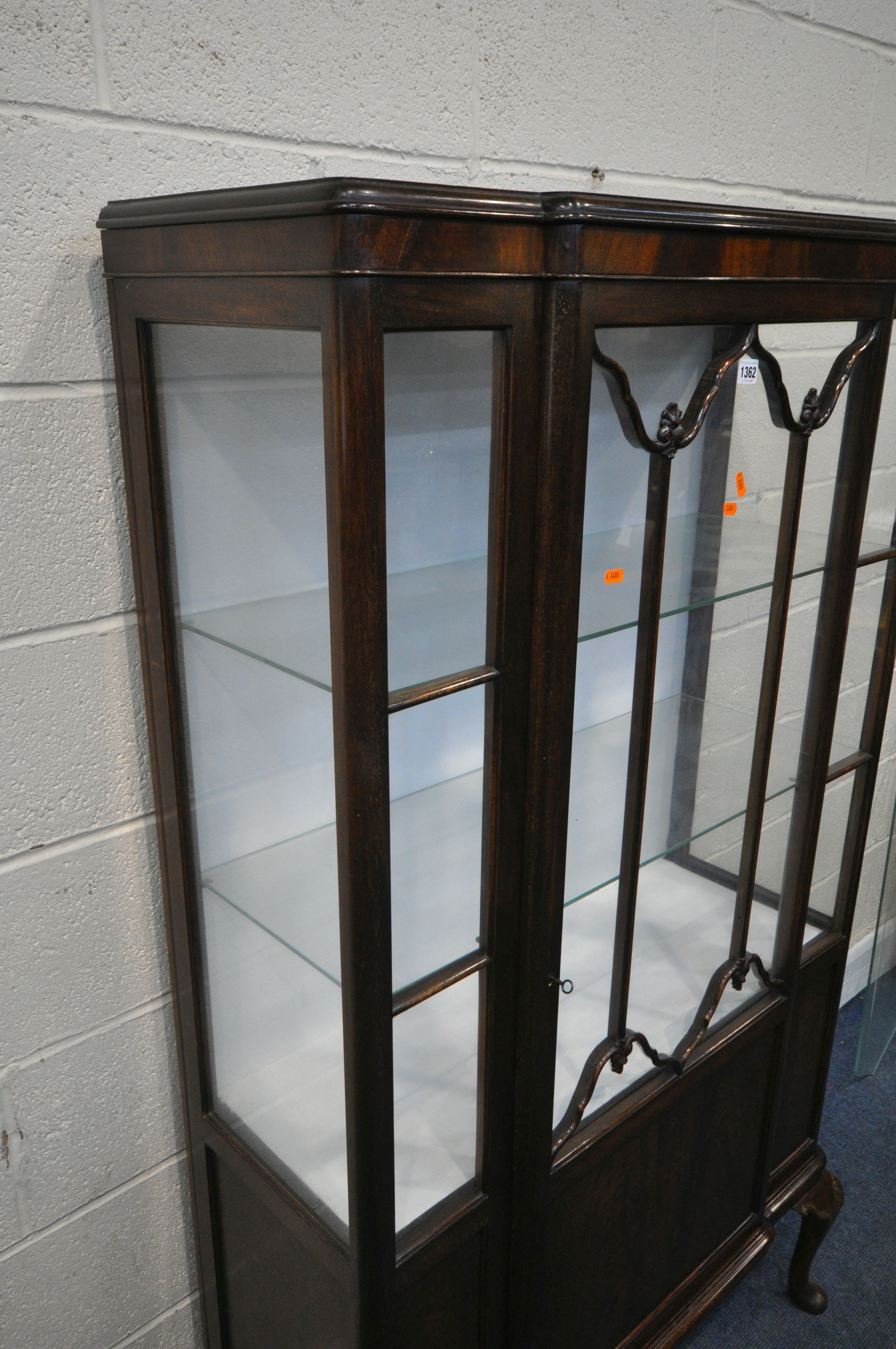 AN EARLY 20TH CENTURY MAHOGANY BREAKFRONT DISPLAY CABINET, with a single astragal glazed door, - Image 2 of 4