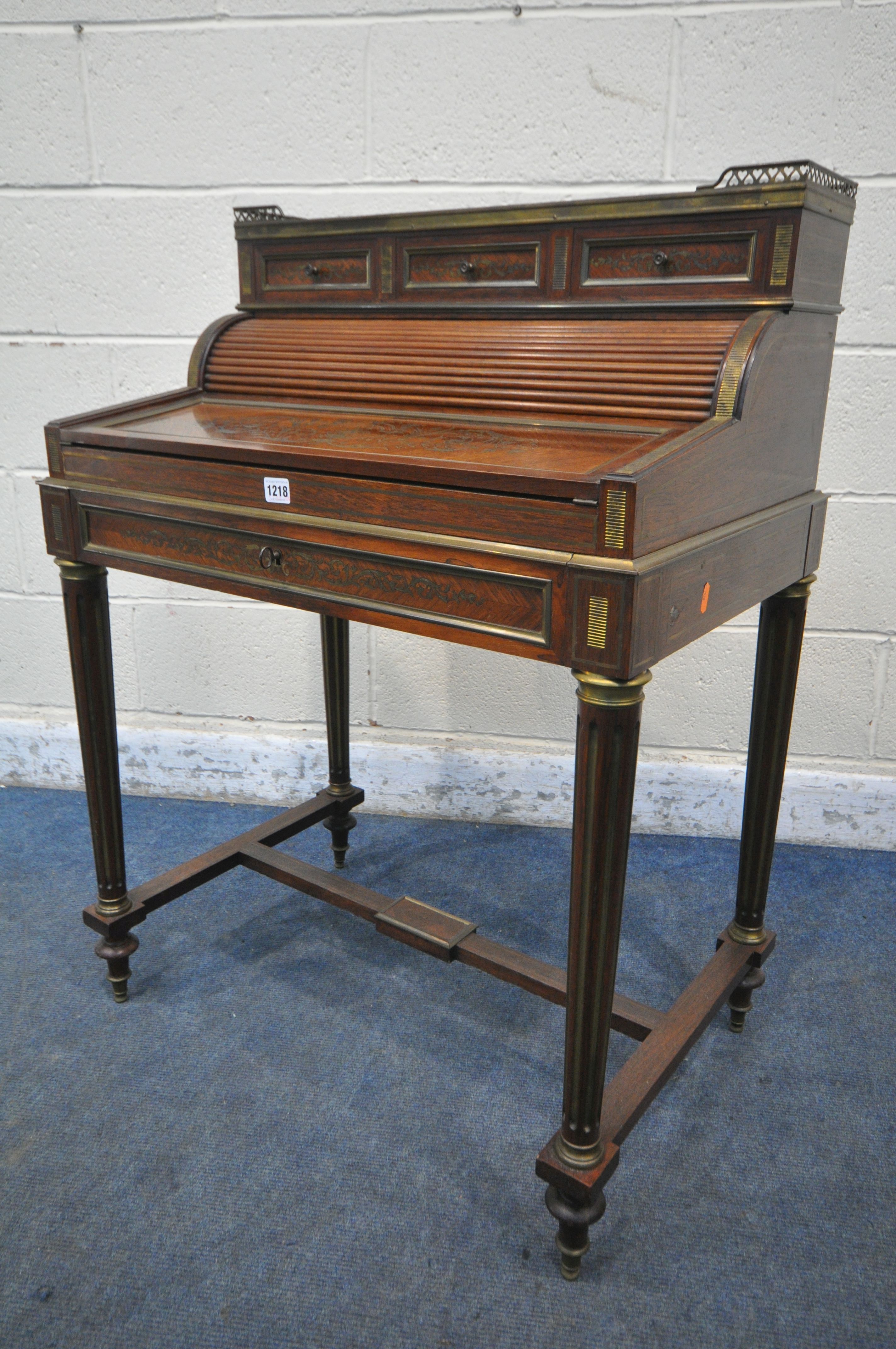 A LOUIS XVI STYLE ROSEWOOD AND BRASS MARQUETRY INLAID WRITING DESK, first/mid 20th century, with - Image 6 of 7