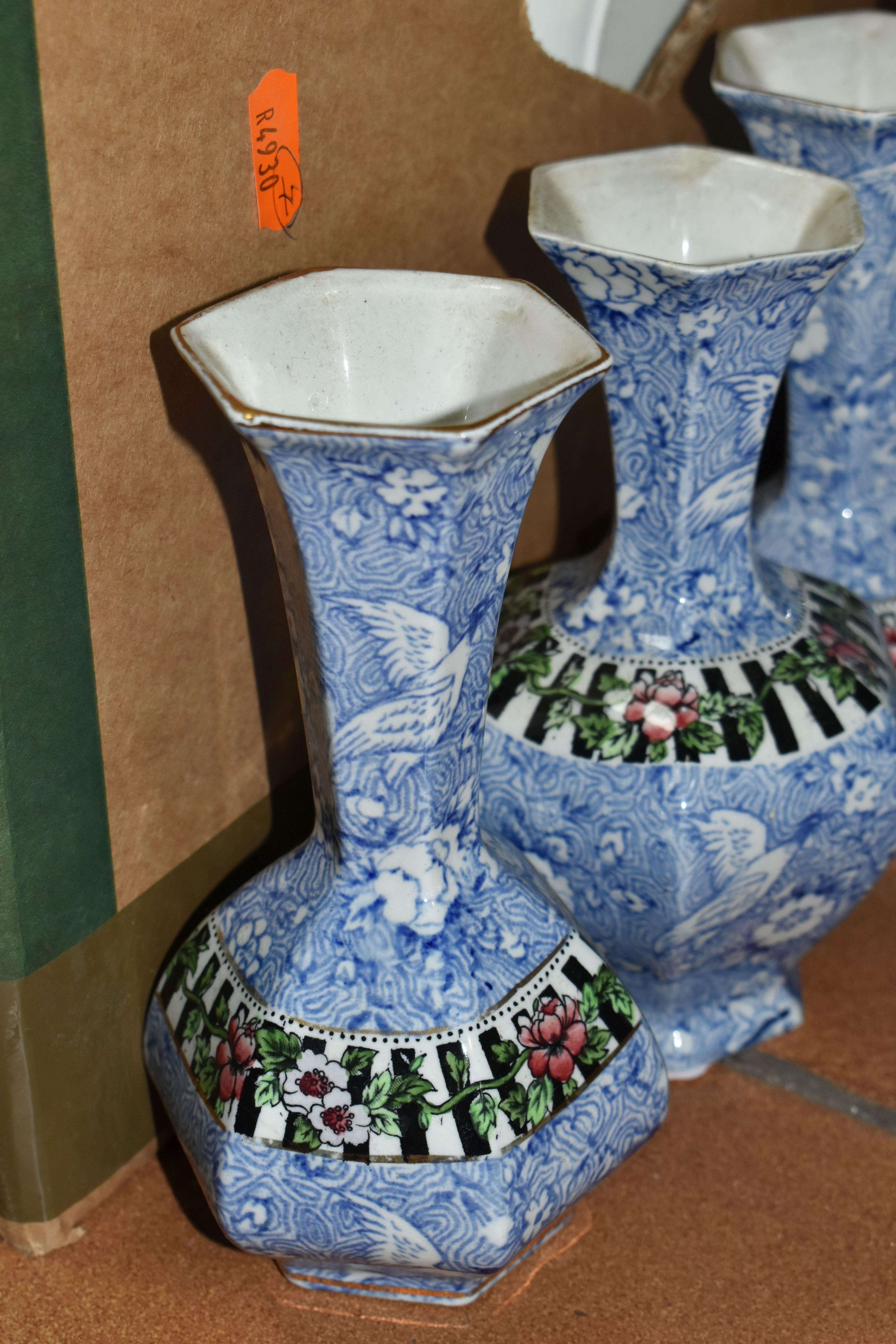 TWO BOXES AND LOOSE BLUE AND WHITE CERAMICS, to include a Minton Willow pattern biscuit barrel, a - Bild 3 aus 8