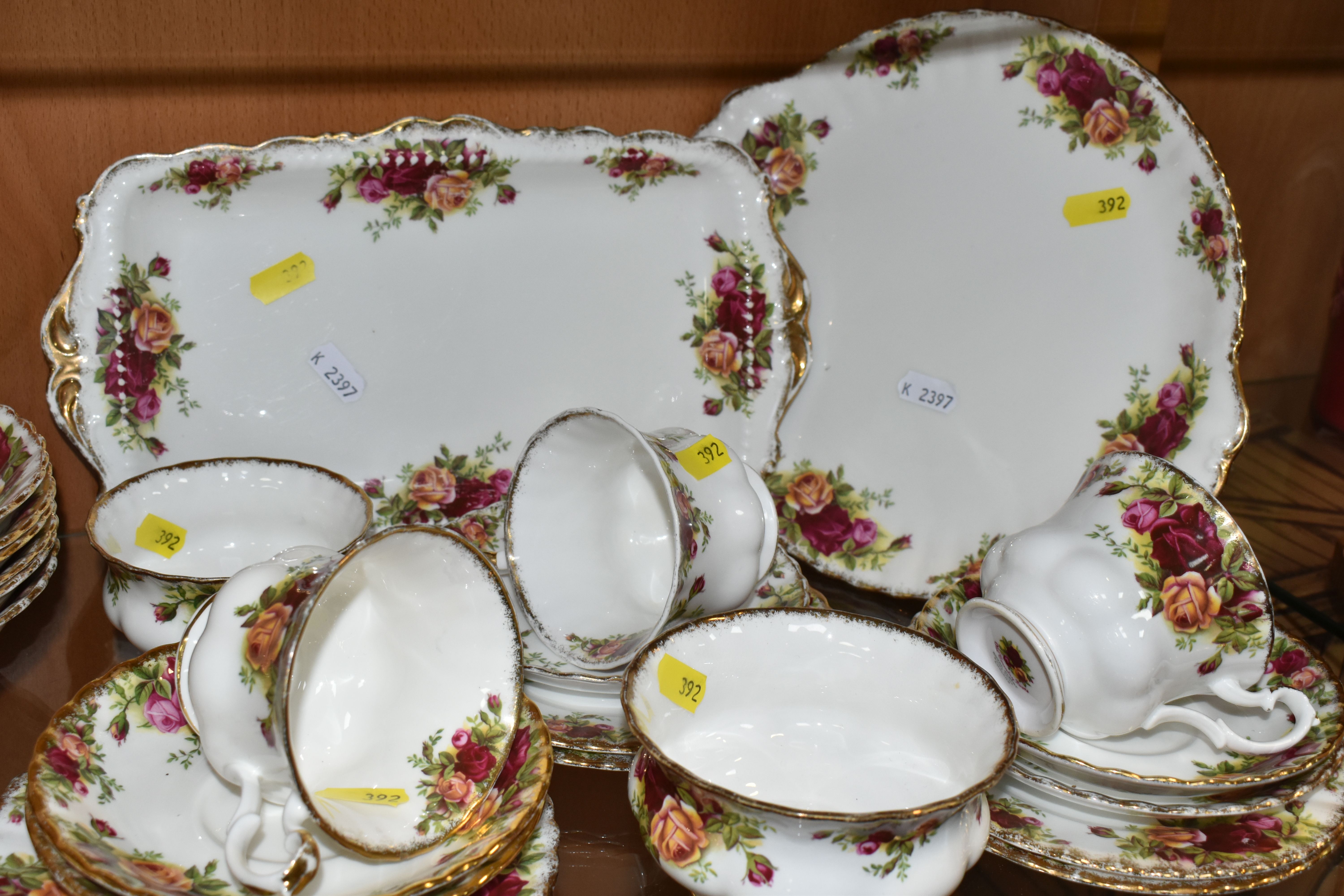 A GROUP OF ROYAL ALBERT 'OLD COUNTRY ROSES' PATTERN TEAWARE, comprising a cake plate, sandwich - Image 5 of 5