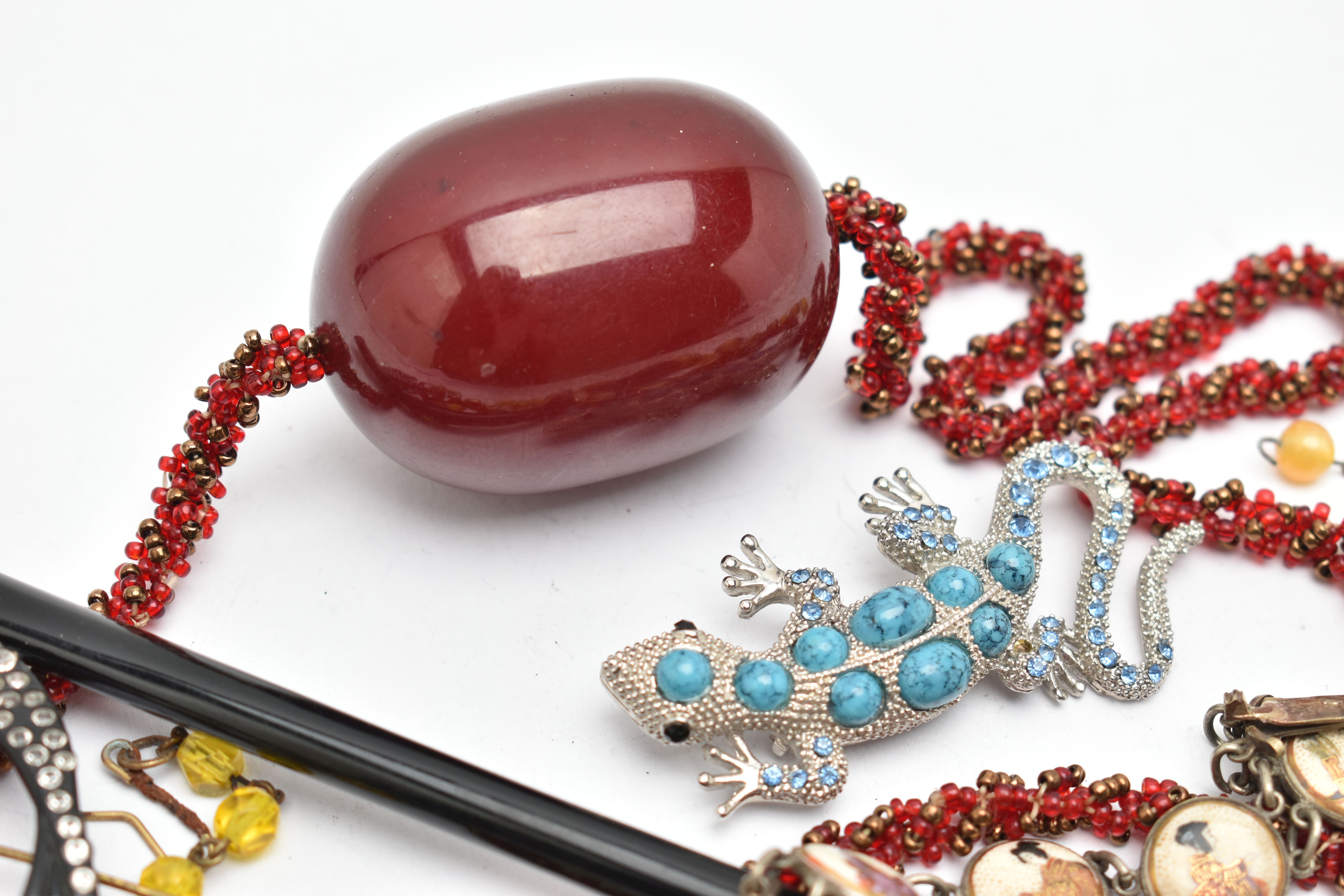 A SMALL BAG OF ITEMS, to include a large oval cherry amber colour Bakelite bead fitted on a red - Bild 5 aus 7