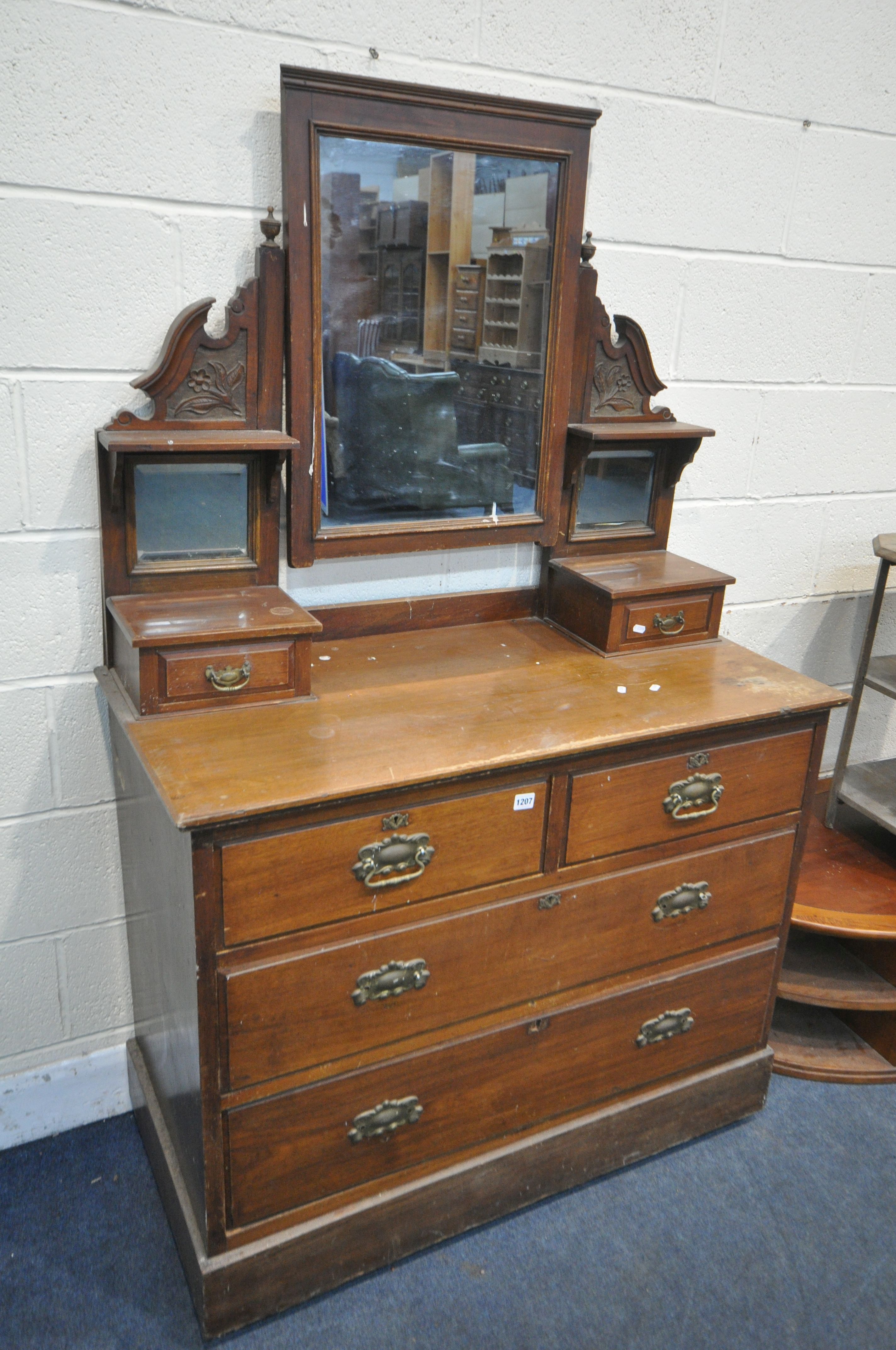 AN EDWARDIAN WALNUT DRESSING CHEST, with mirrors, and an arrangement of six drawers, along with an - Bild 2 aus 3