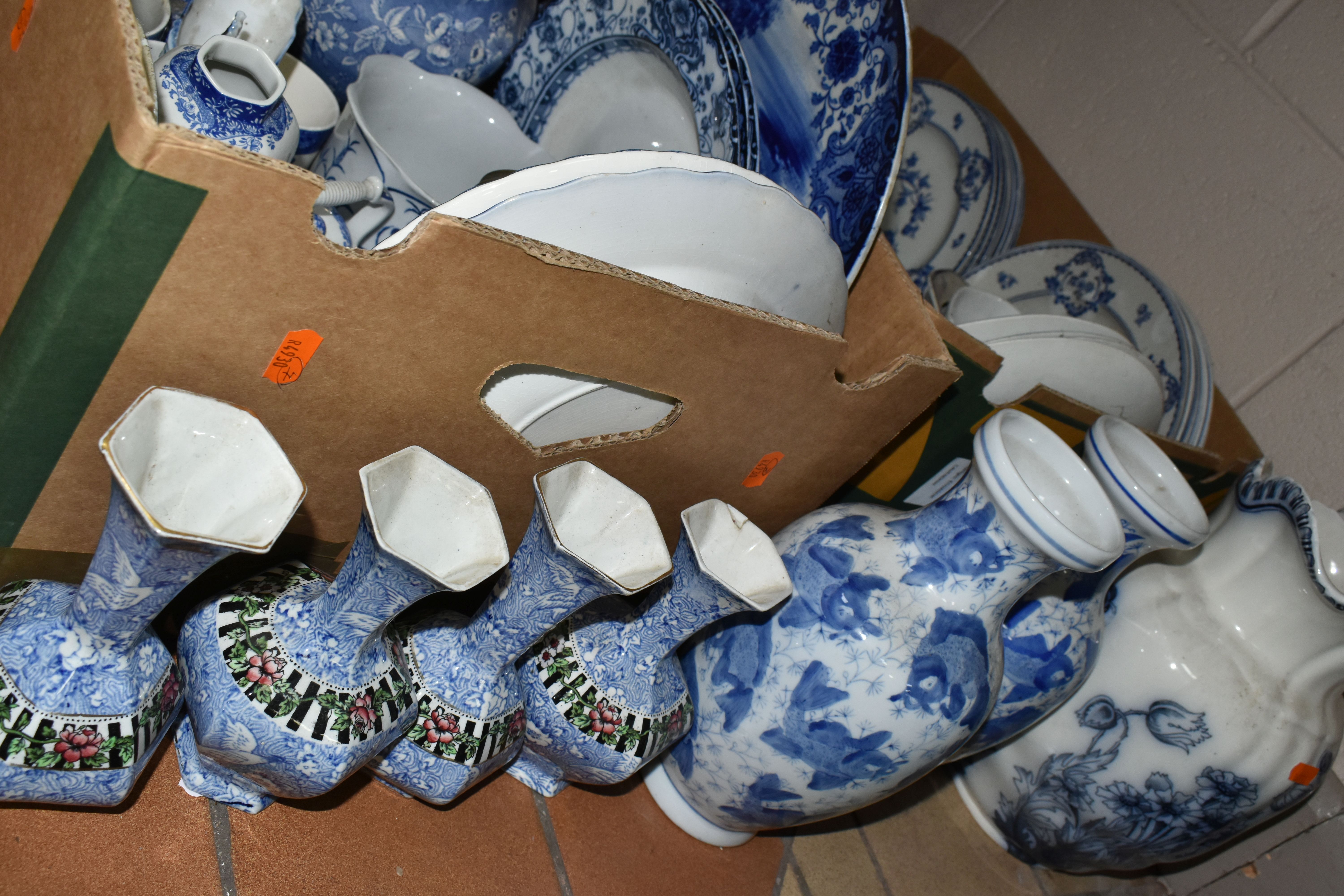 TWO BOXES AND LOOSE BLUE AND WHITE CERAMICS, to include a Minton Willow pattern biscuit barrel, a - Bild 2 aus 8