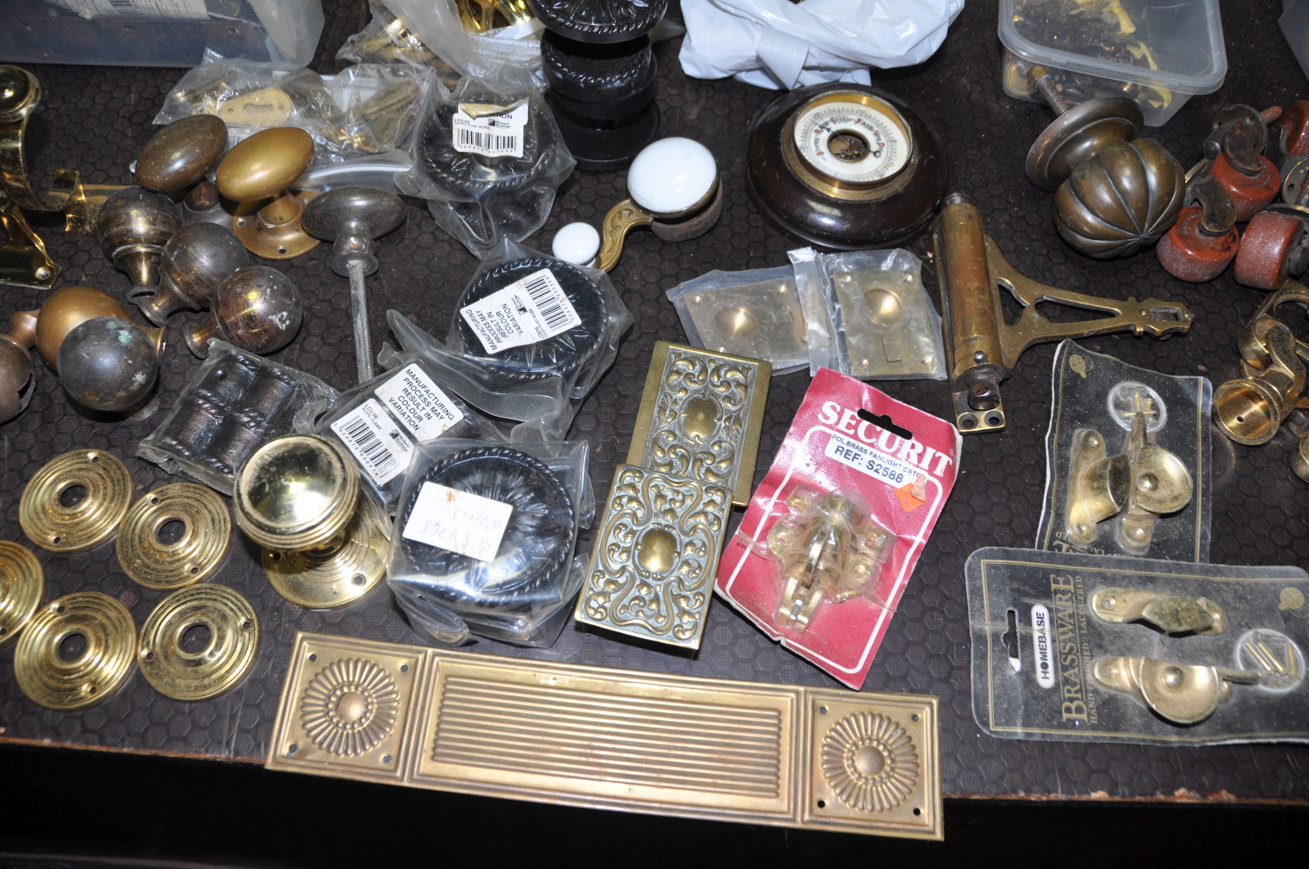 TWO TRAYS CONTAINING VINTAGE AND REPRODUCTION BRASS DOOR FURNITURE AND HARDWARE including door - Image 3 of 9