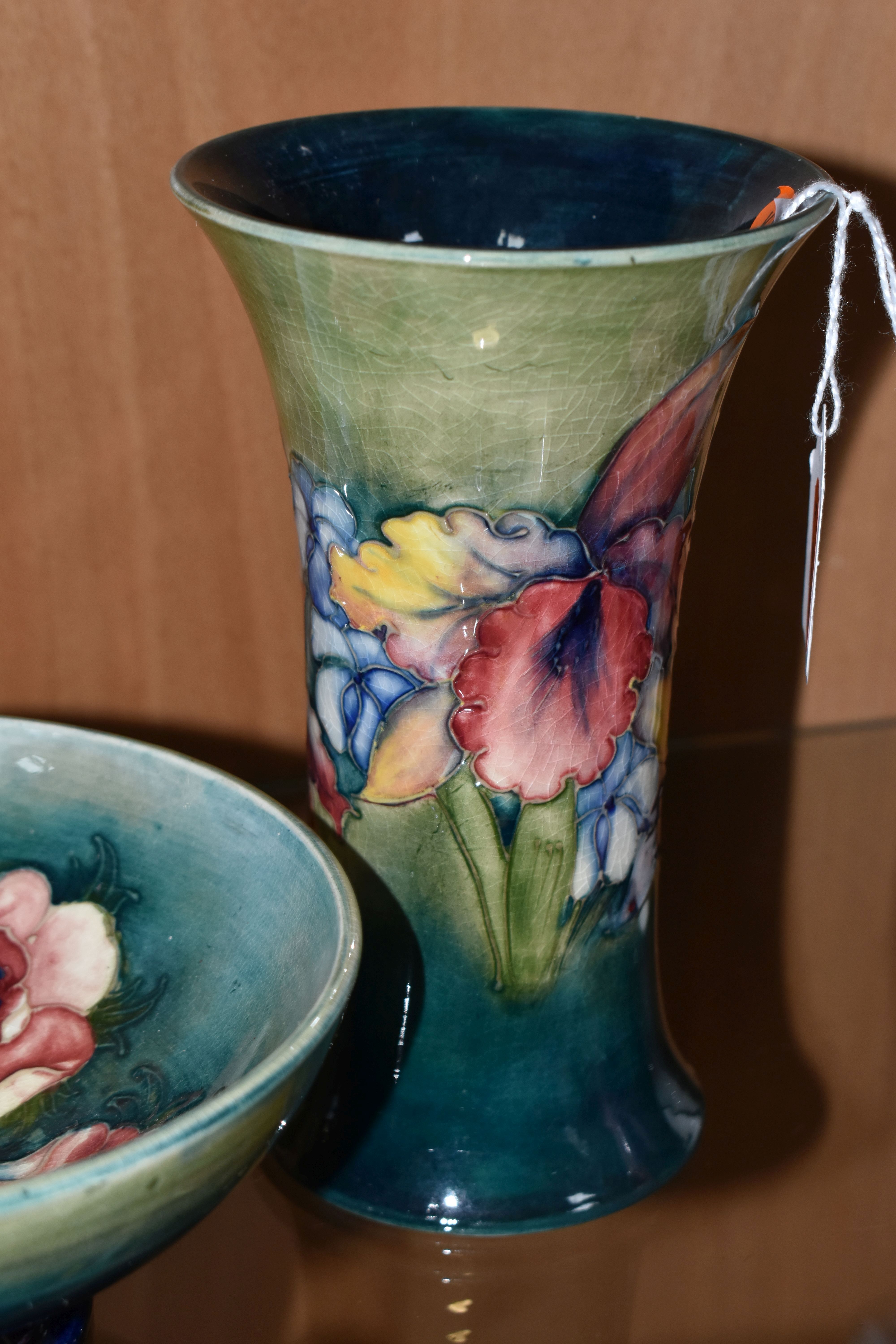A GROUP OF MOORCROFT POTTERY, comprising a Moorcroft 'Orchid' design vase on a green ground with - Bild 6 aus 7