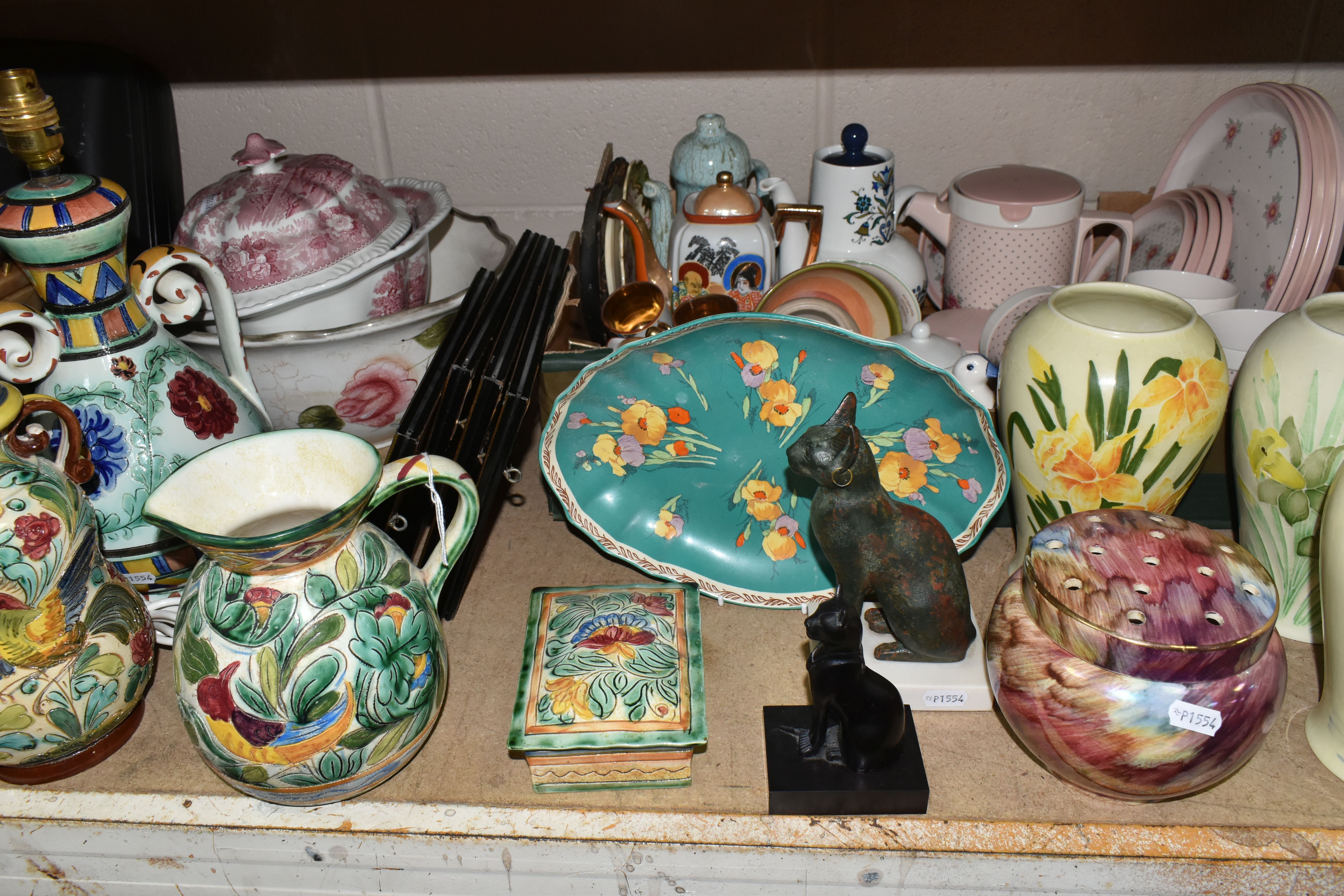 A BOX AND LOOSE CERAMICS AND SUNDRY ITEMS, to include an Italian table lamp, a Beswick jug and