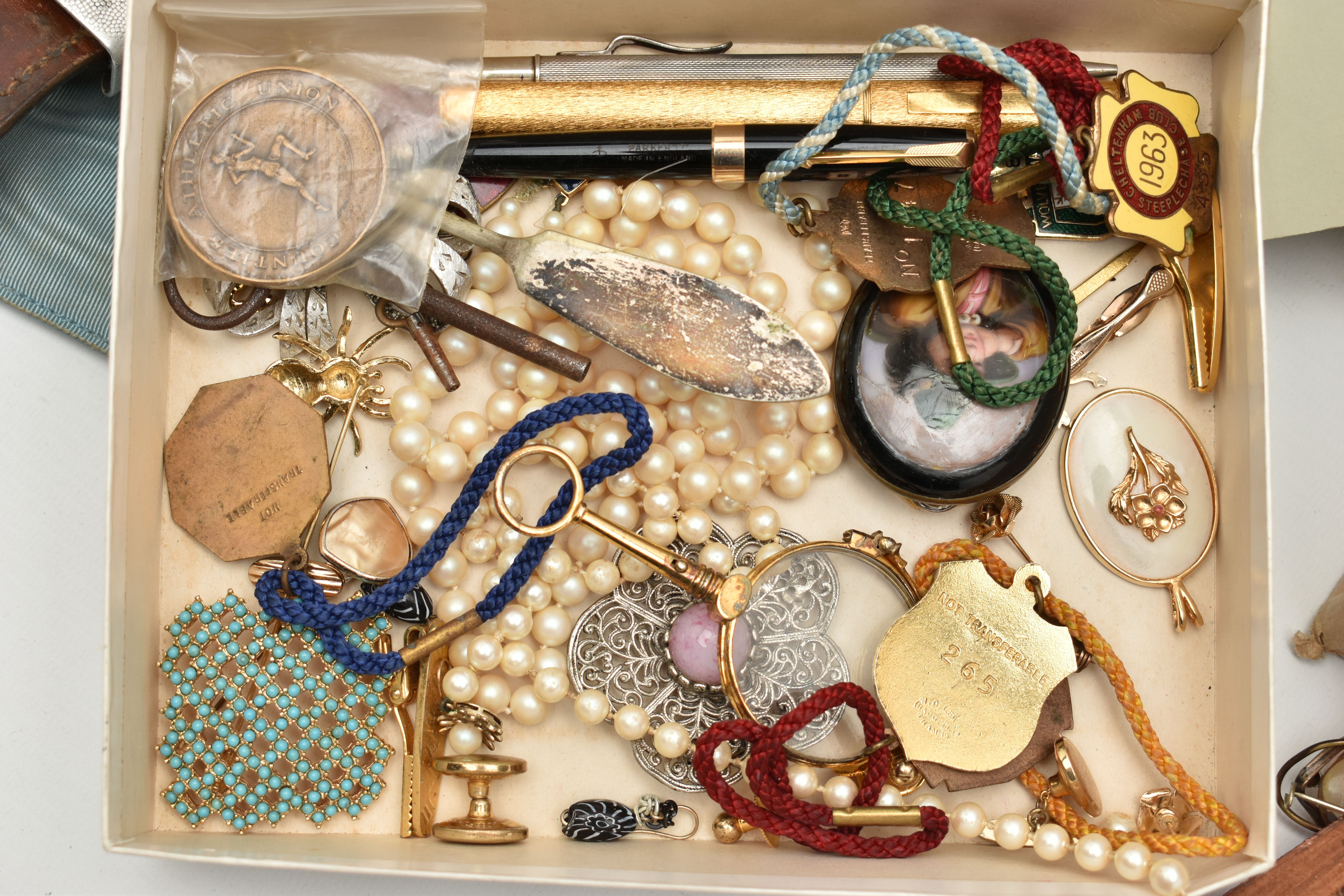 A BOX OF ASSORTED COSTUME JEWELLERY, to include a spherical tigers eye bead necklace fitted with a - Image 3 of 4