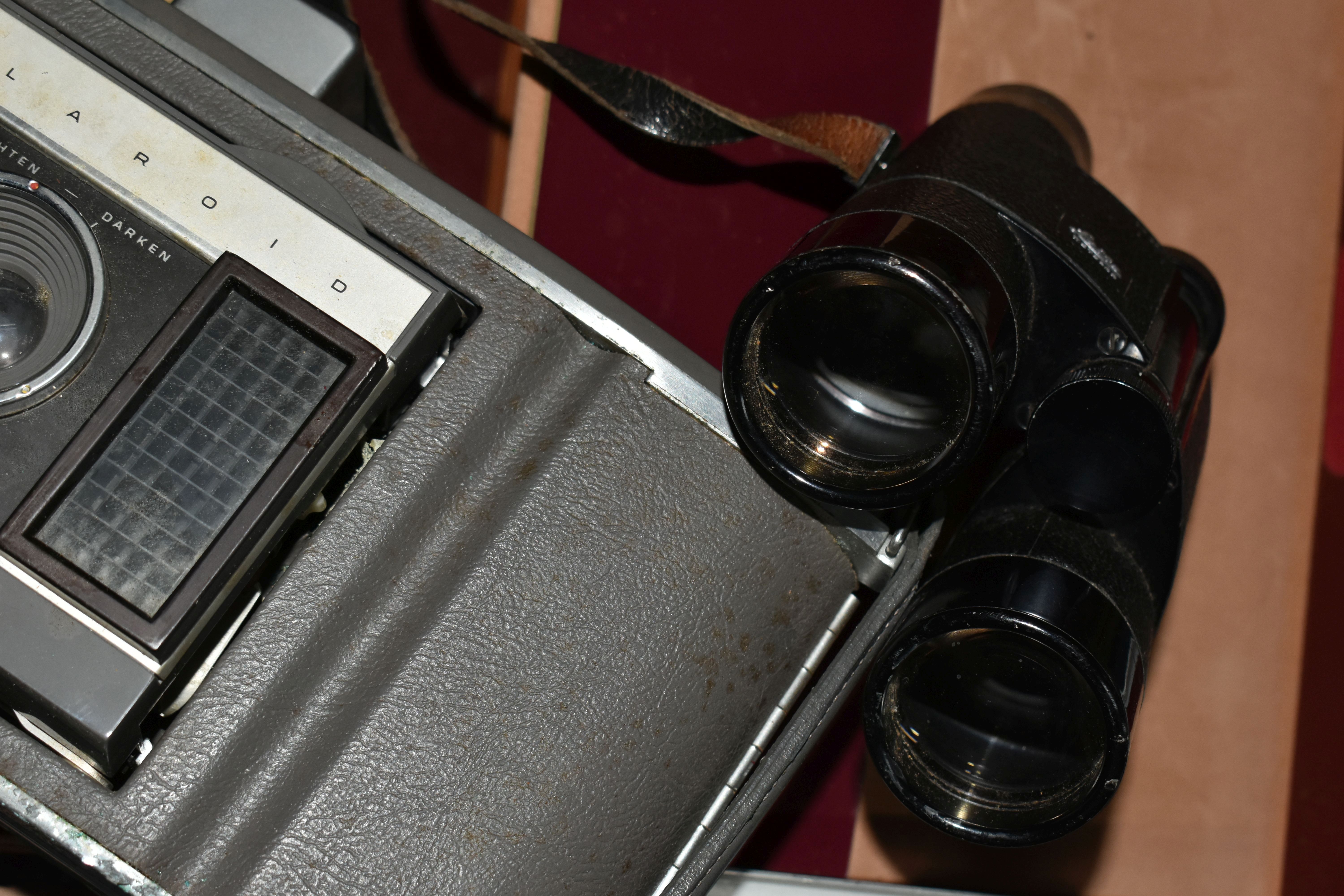 A CASED POLAROID LAND CAMERA MODEL J66 AND A BOX OF ASSORTED CAMERAS AND BINOCULARS, including a - Image 8 of 11