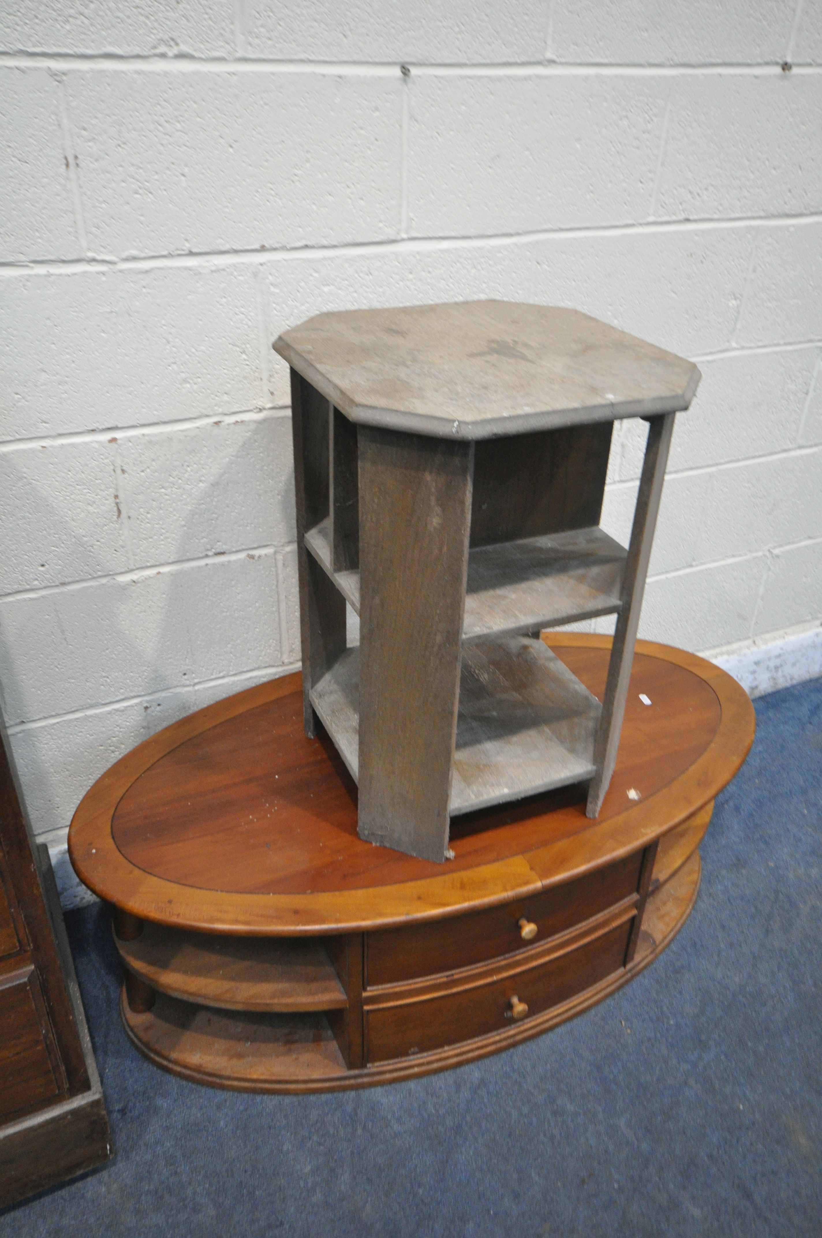 AN EDWARDIAN WALNUT DRESSING CHEST, with mirrors, and an arrangement of six drawers, along with an - Bild 3 aus 3