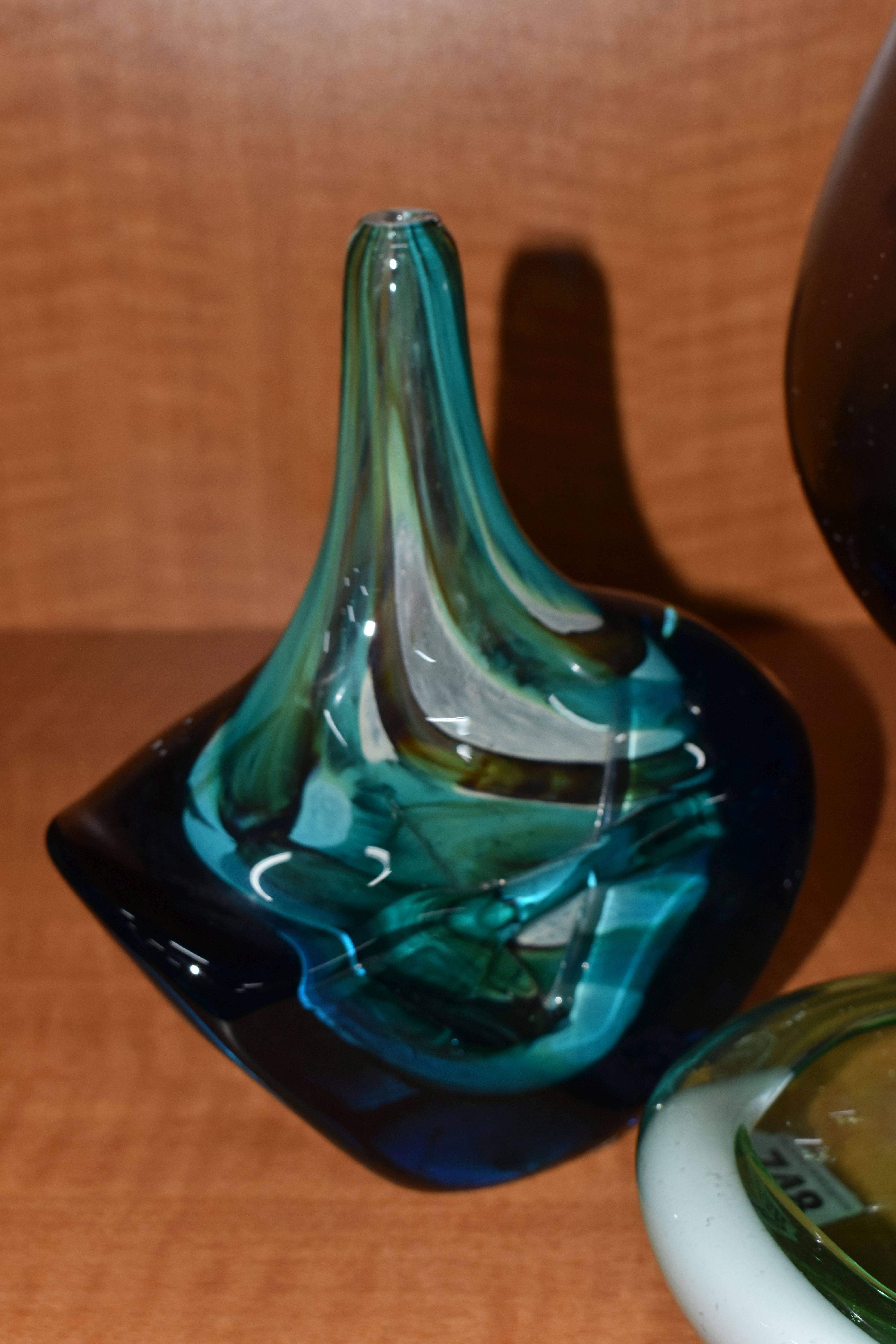 FIVE PIECES OF SECOND HALF 20TH CENTURY COLOURED GLASS, including a Mdina fish vase, dated 1979 to - Image 2 of 12
