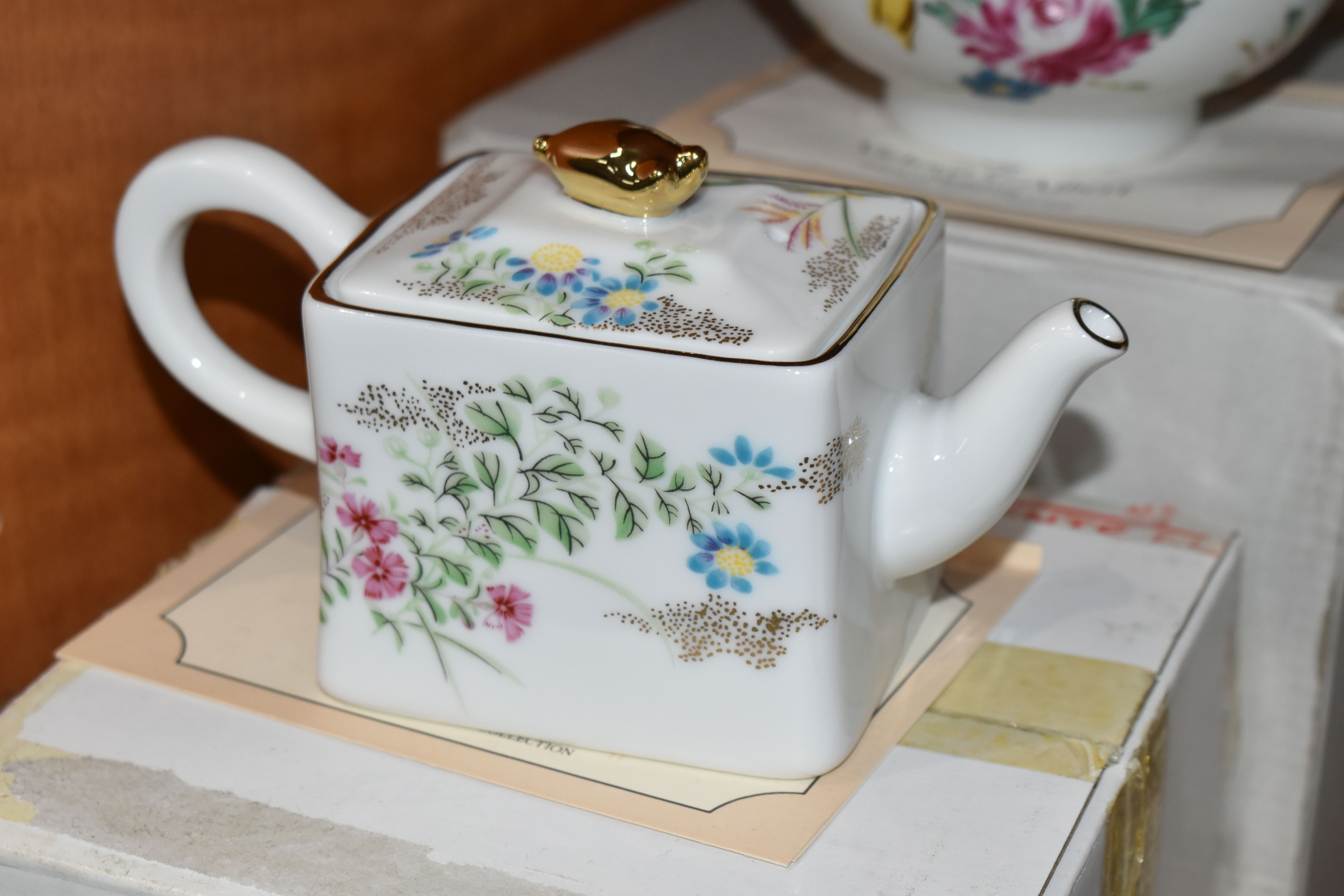 A COLLECTION OF TWELVE BOXED FRANKLIN MINT 'THE VICTORIA & ALBERT MUSEUM PORCELAIN TEAPOT - Image 6 of 17