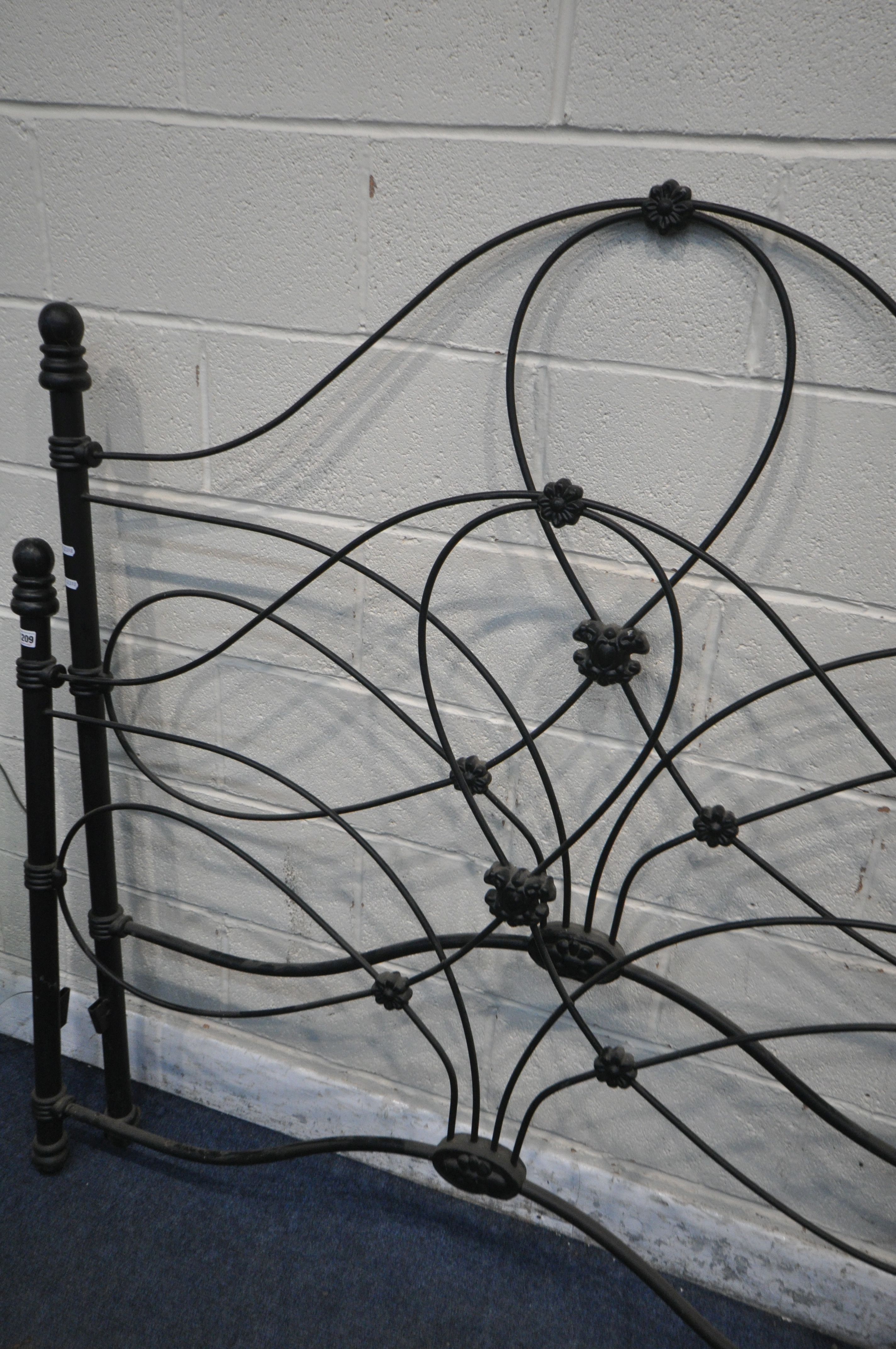 A MODERN WROUGHT IRON 4FT6 BEDSTEAD, with side rails and pine slats (condition report: good - Bild 2 aus 3